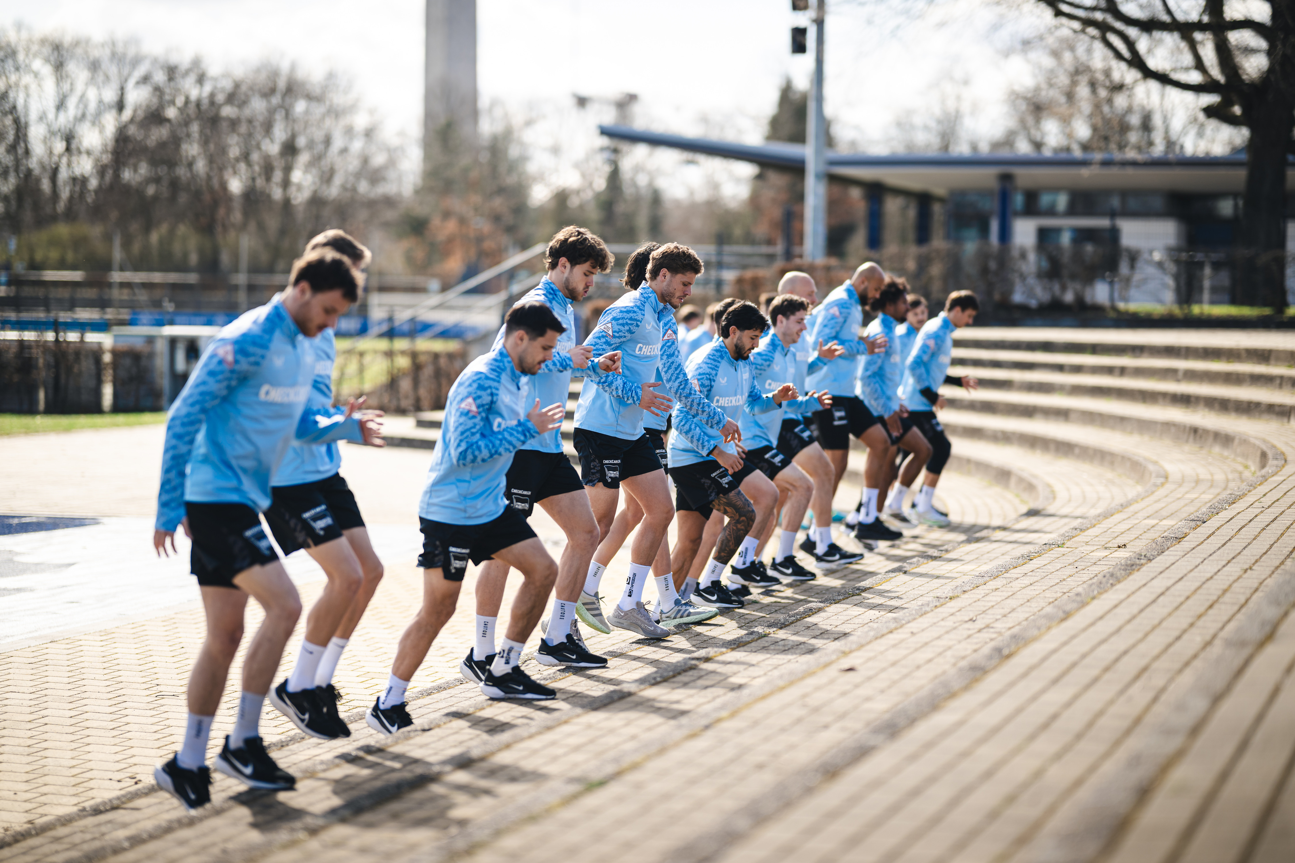 Die Mannschaft wärmt sich an den Treppenstufen auf.