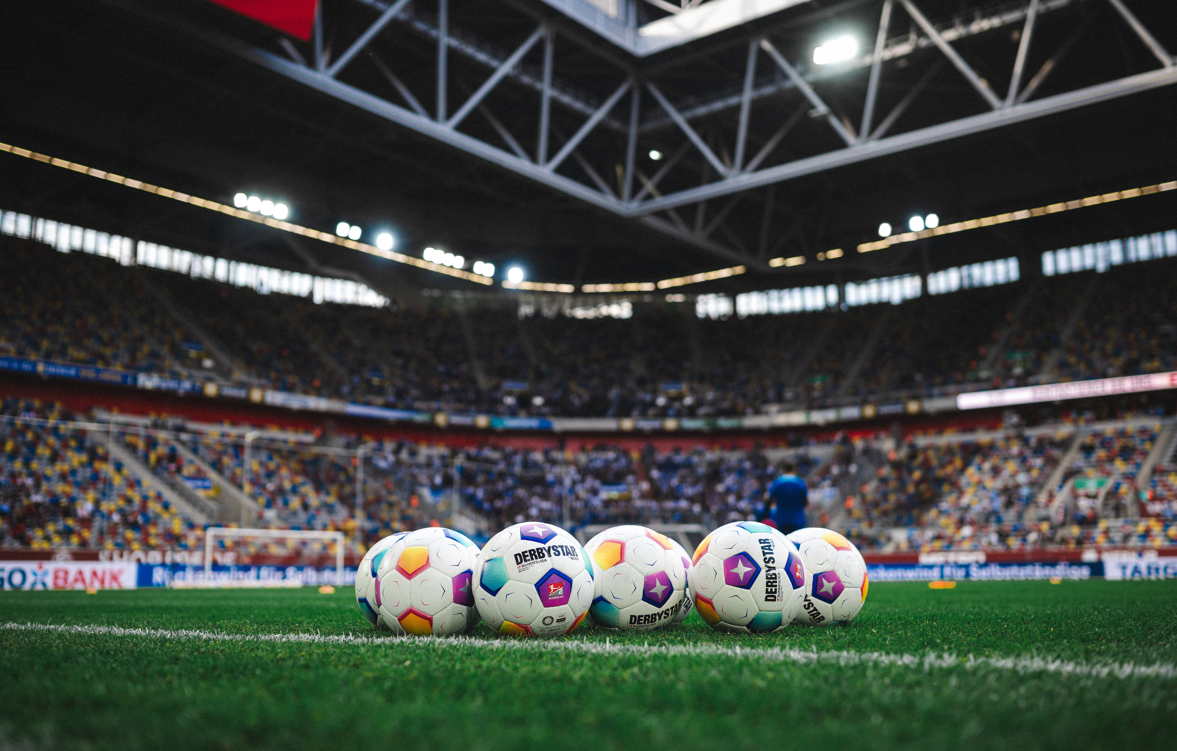 Bälle liegen in der Düsseldorfer Arena.