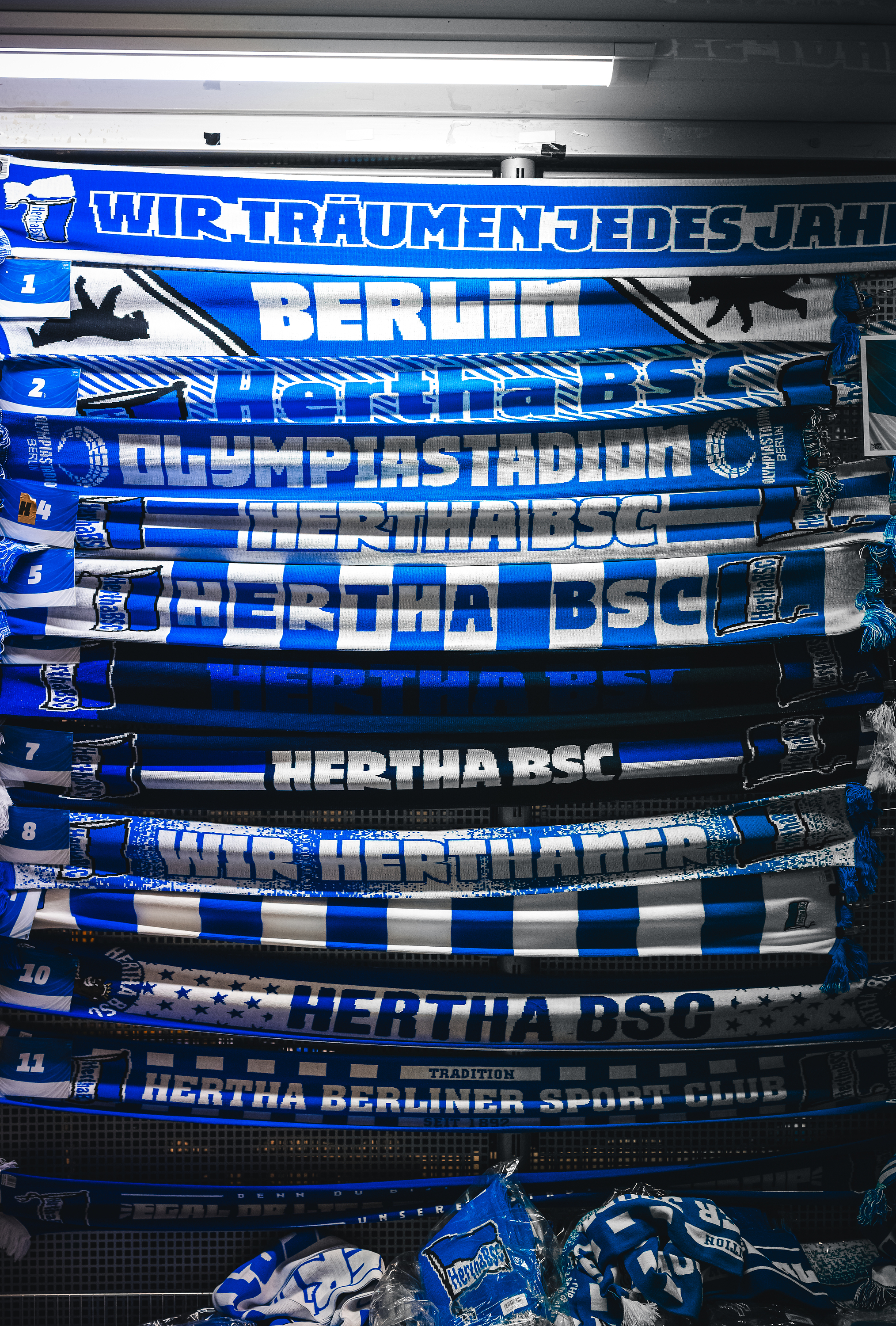 Hertha-Schals an einer Verkaufsbude.