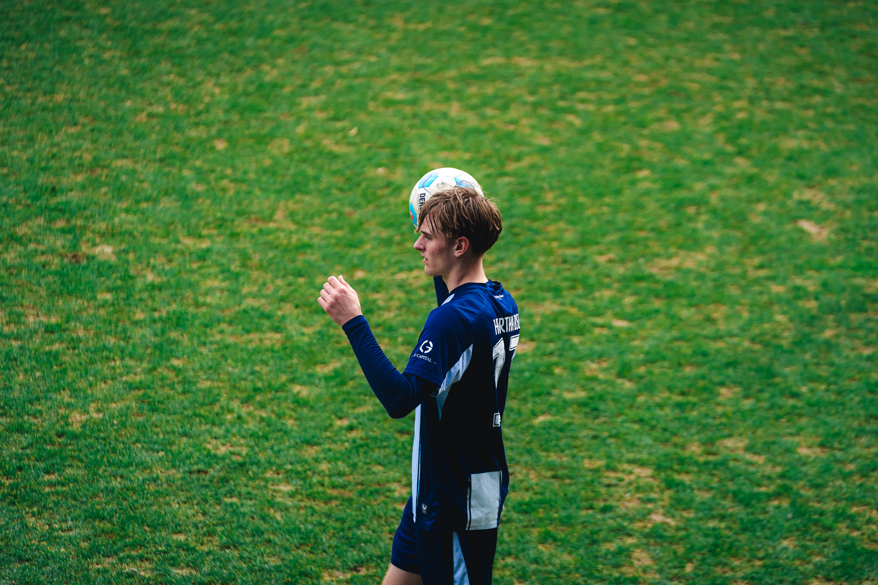 Mayson Grothe wirft den Ball ein.