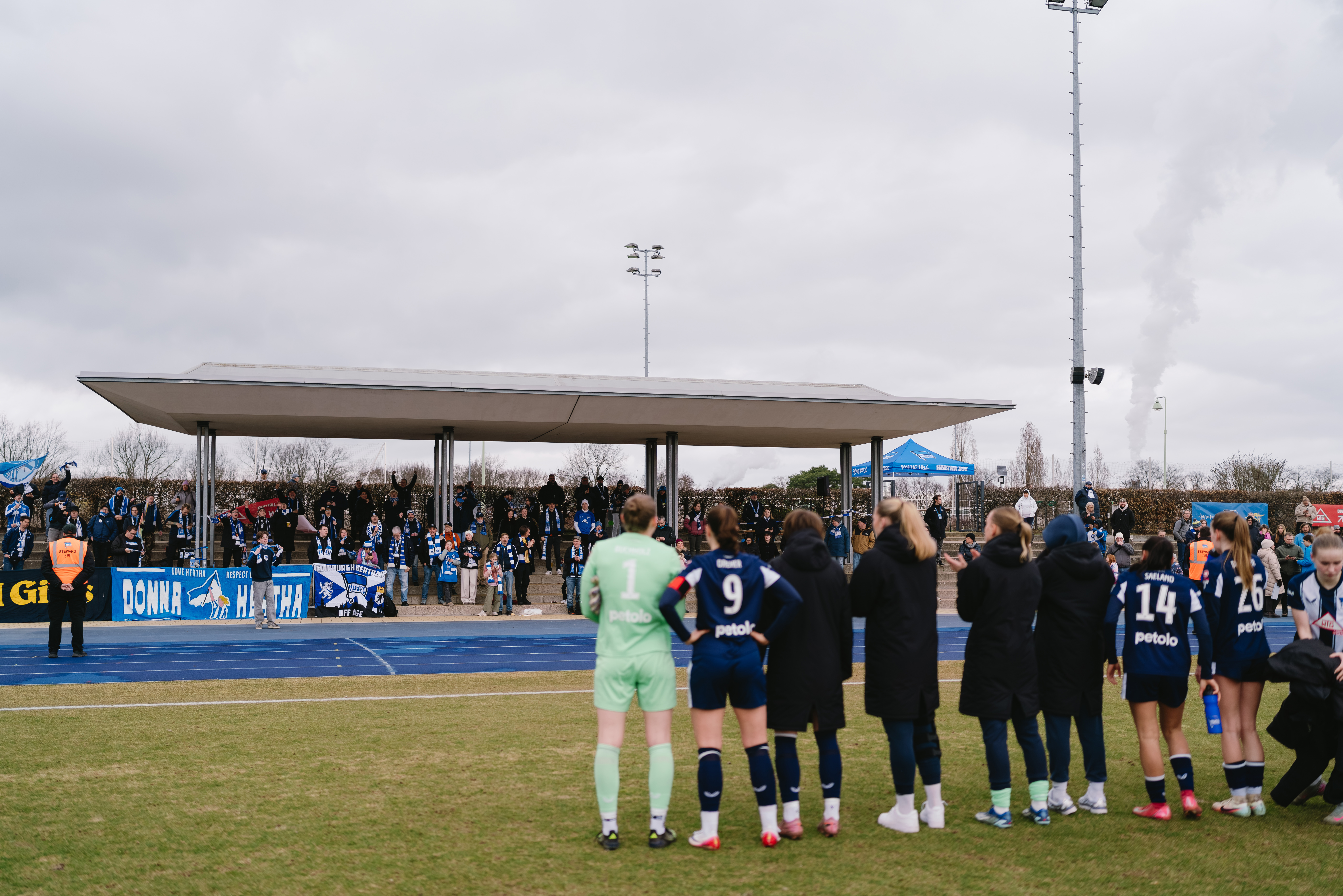 Unsere Mädels jubeln im Hanns-Braun-Stadion mit den Fans.