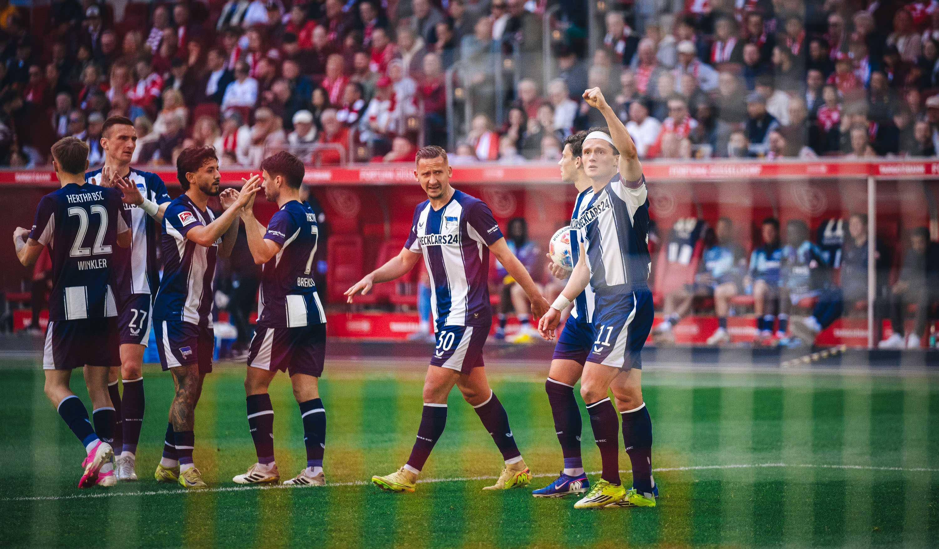 Die Mannschaft rund um Reese jubelt nach dem Tor.