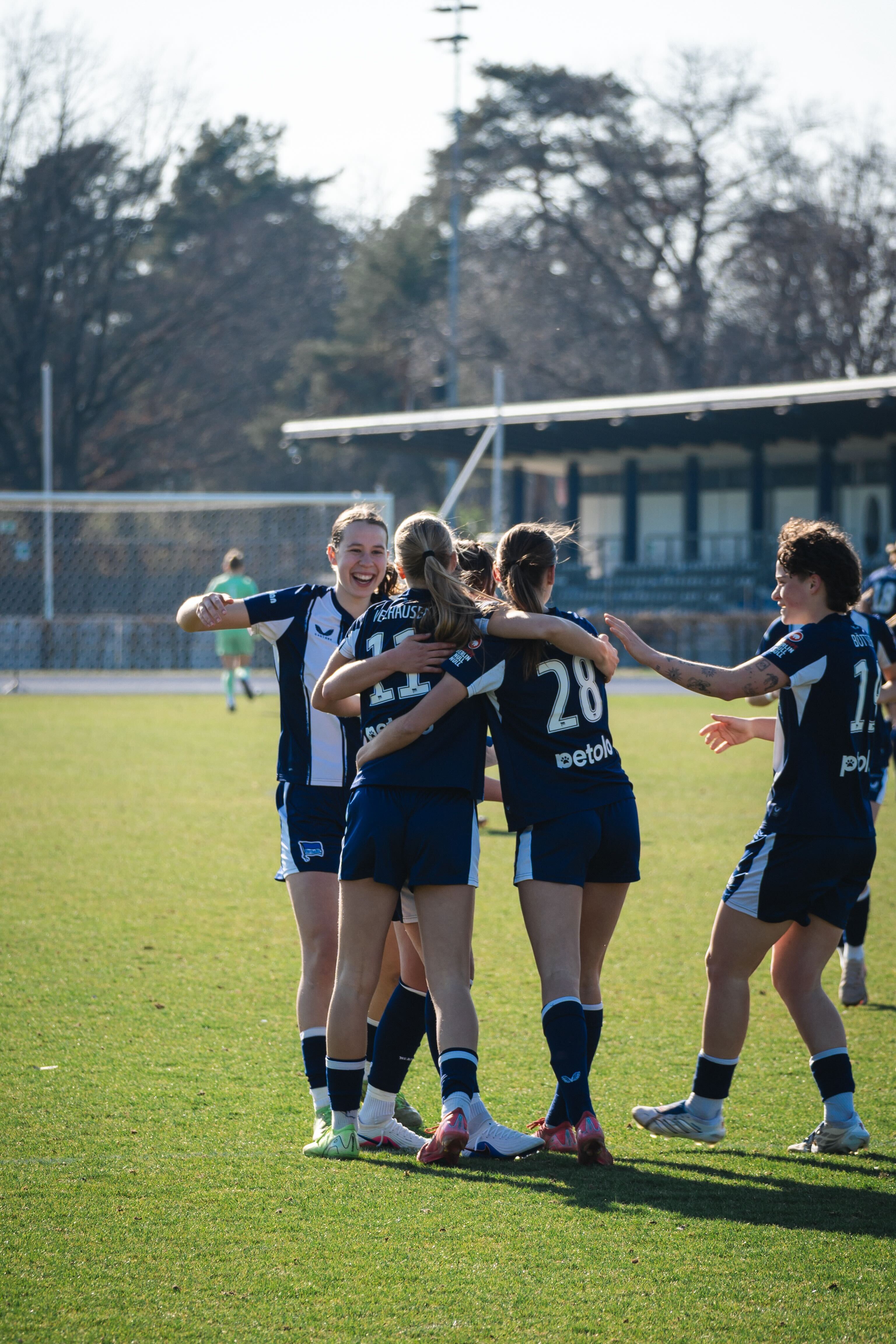 Unsere Mädels bejubeln einen Treffer.