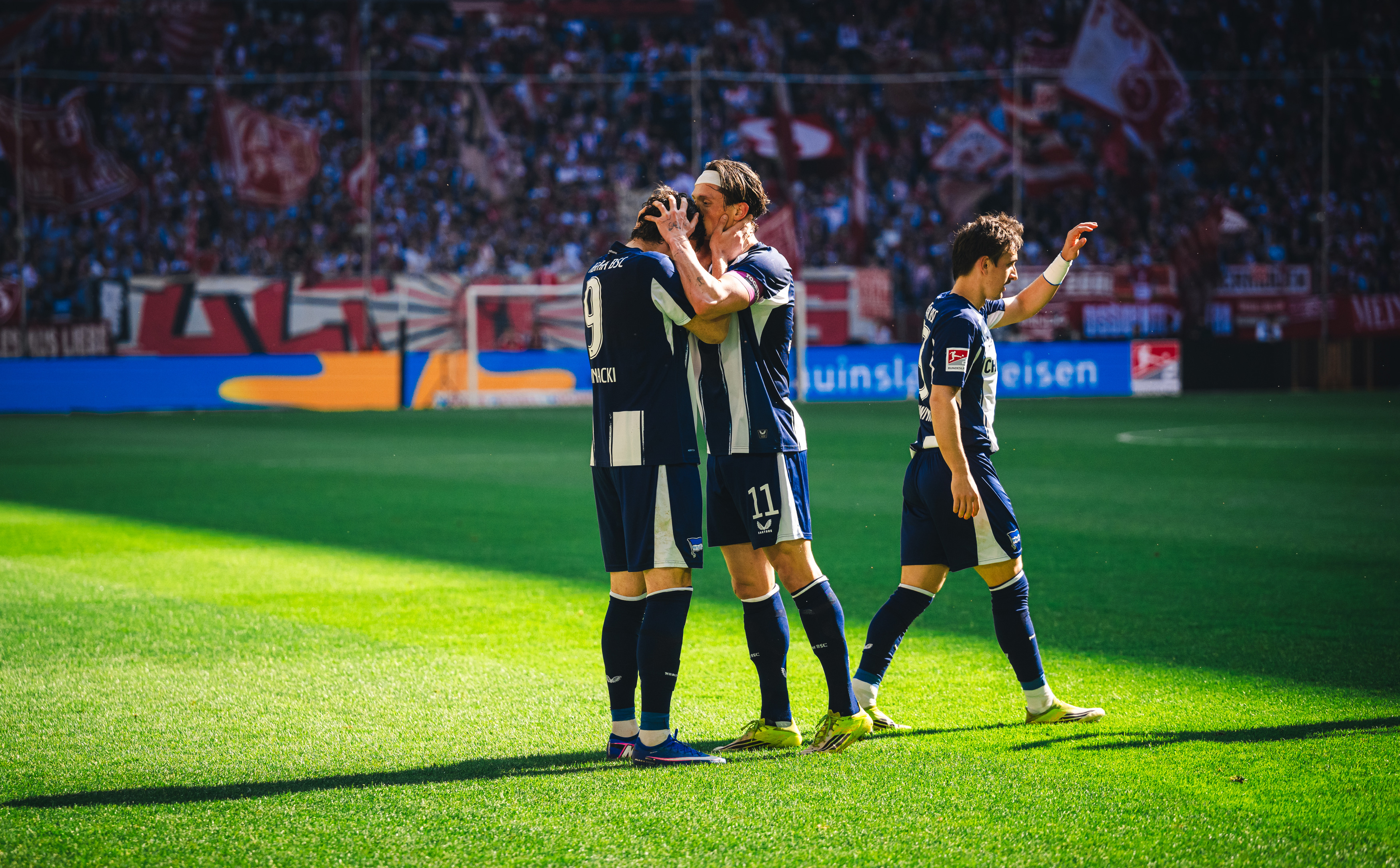 Dawid Kownacki und Fabian Reese bejubeln ein Tor.