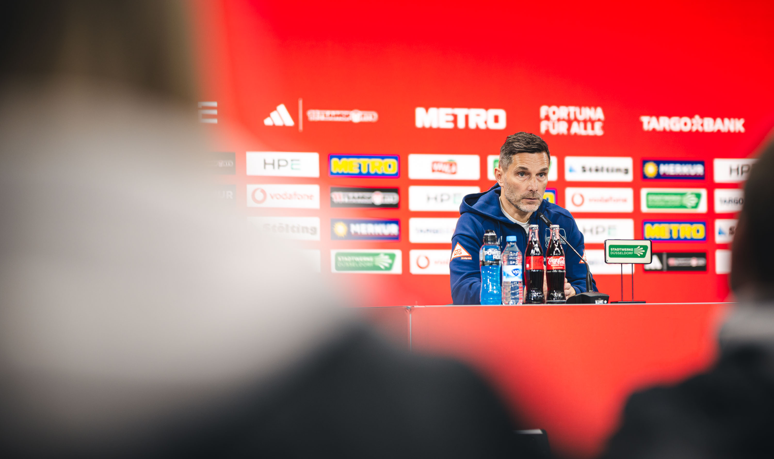 Stefan Leitl sitzt auf dem Podium.