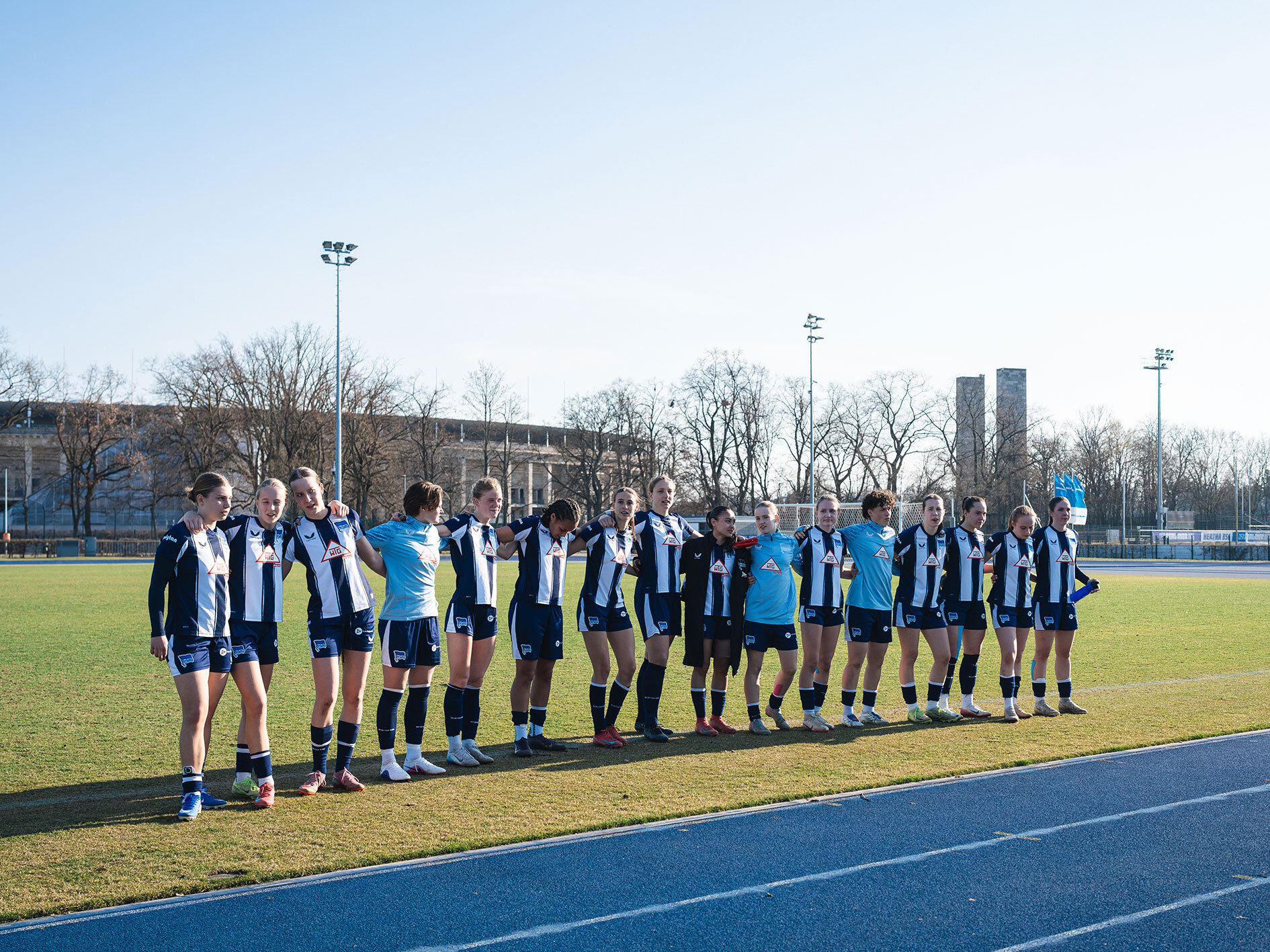 Unsere 1. Frauen bejubeln einen Heimsieg mit den Fans.