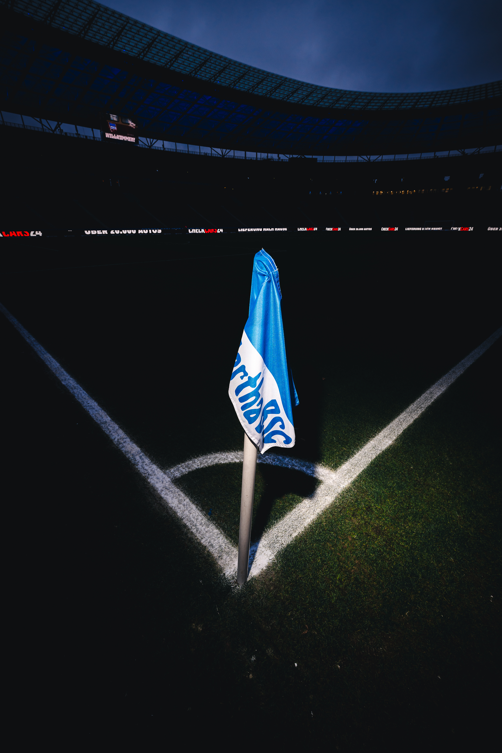 Eine blau-weiße Eckfahne im Berliner Olympiastadion.