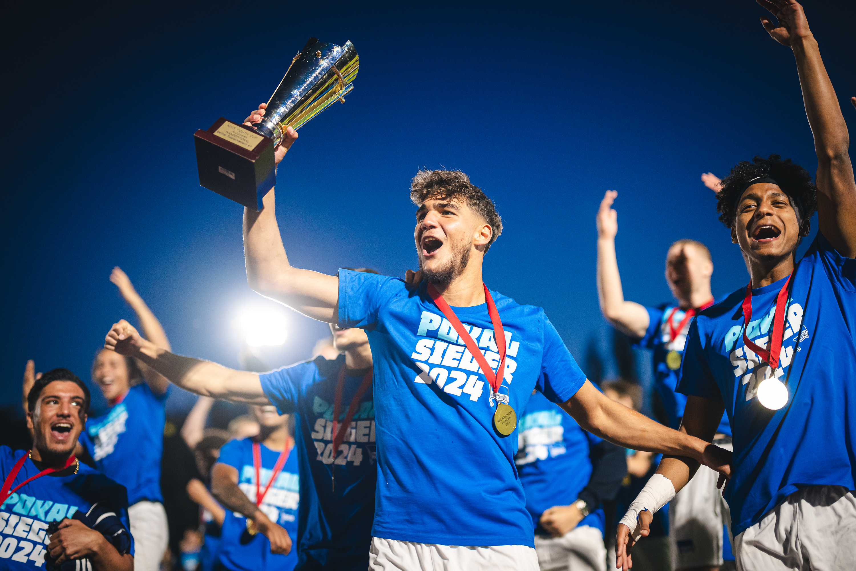 Der Nike-Youth-Cup in der Hand eines jungen Herthaners.