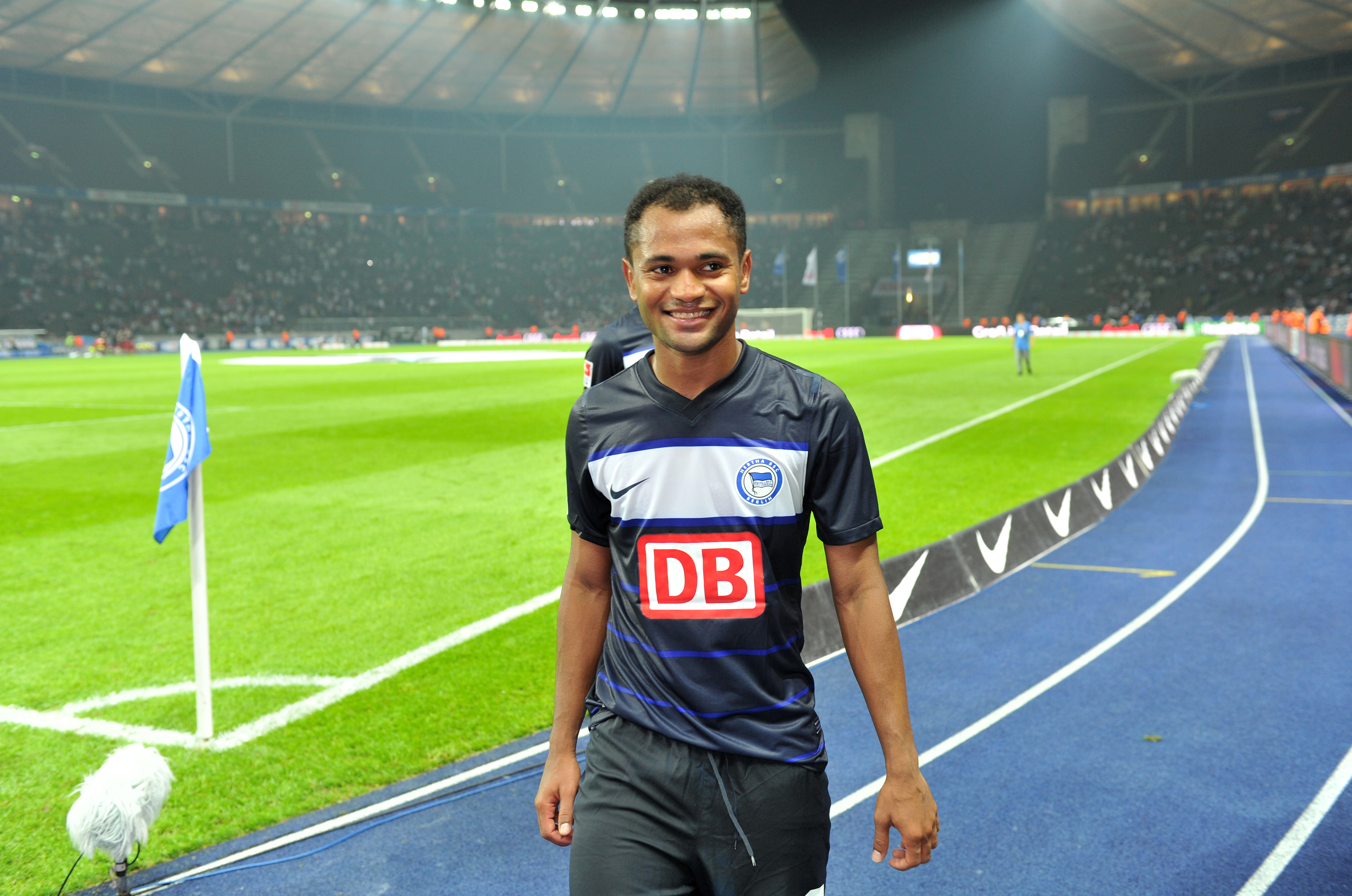 Raffael läuft lächelnd durch das Olympiastadion.