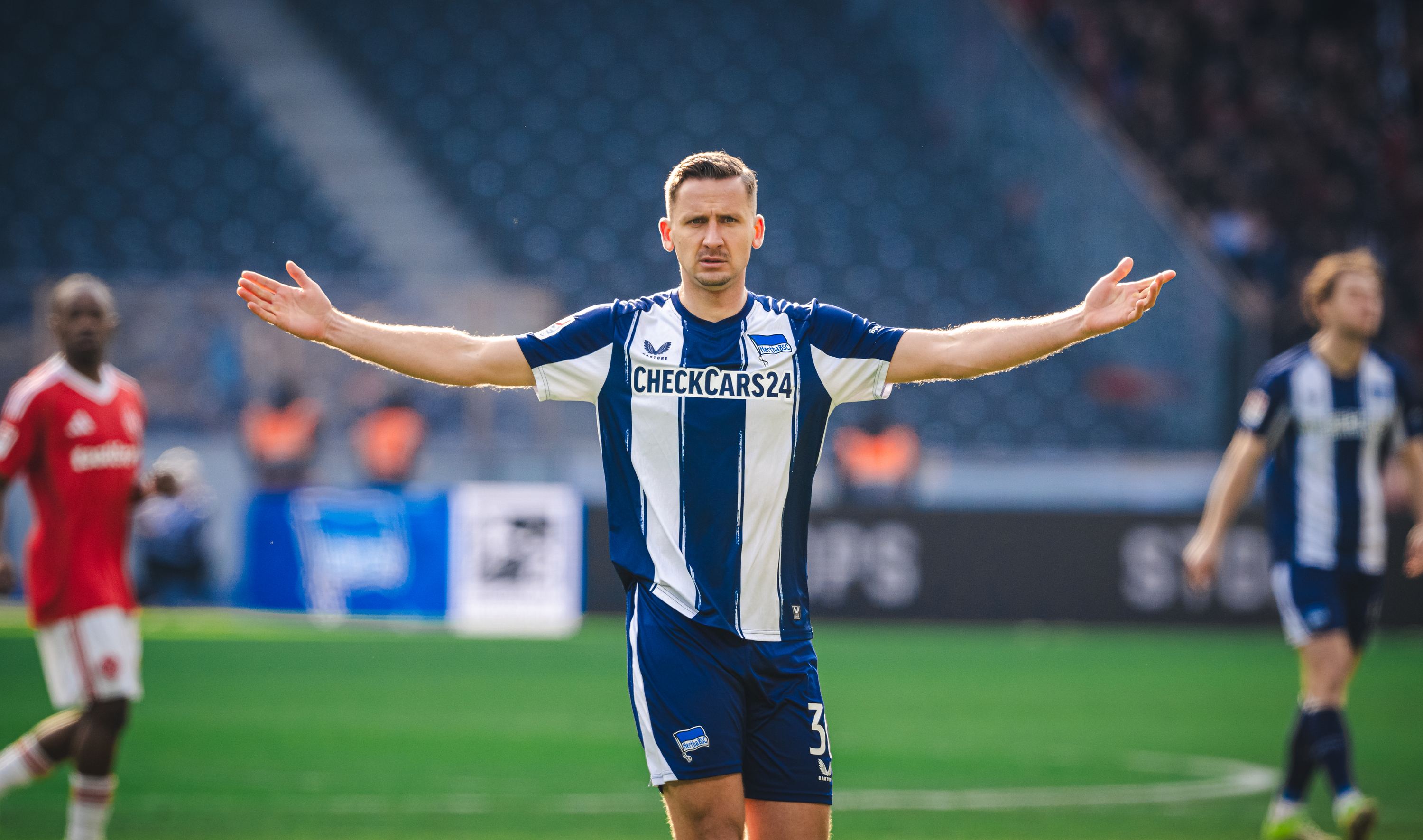 Paul Seguin gibt Kommandos auf dem Rasen.