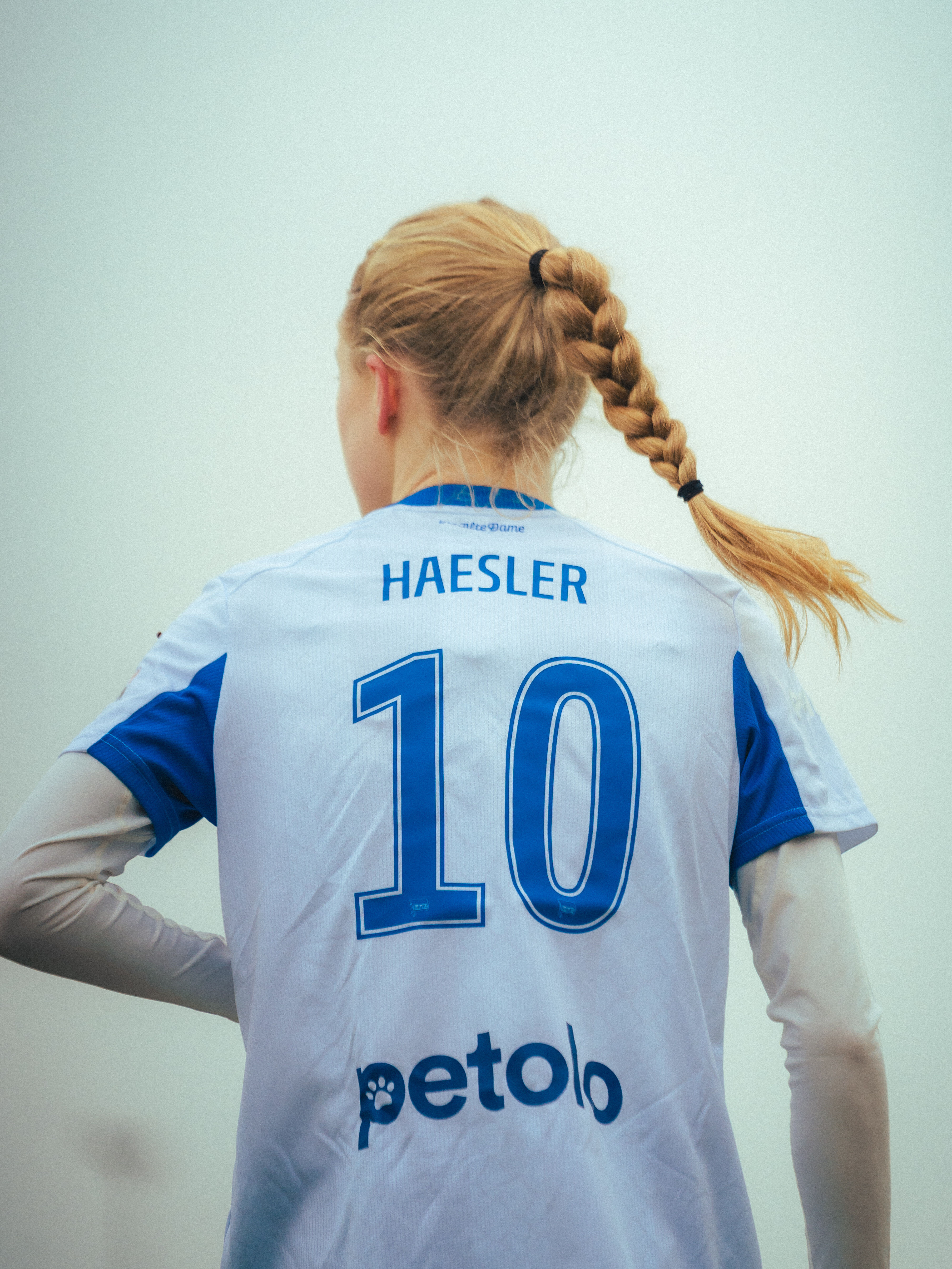 Aurelia Haesler im weißen Auswärtstrikot.