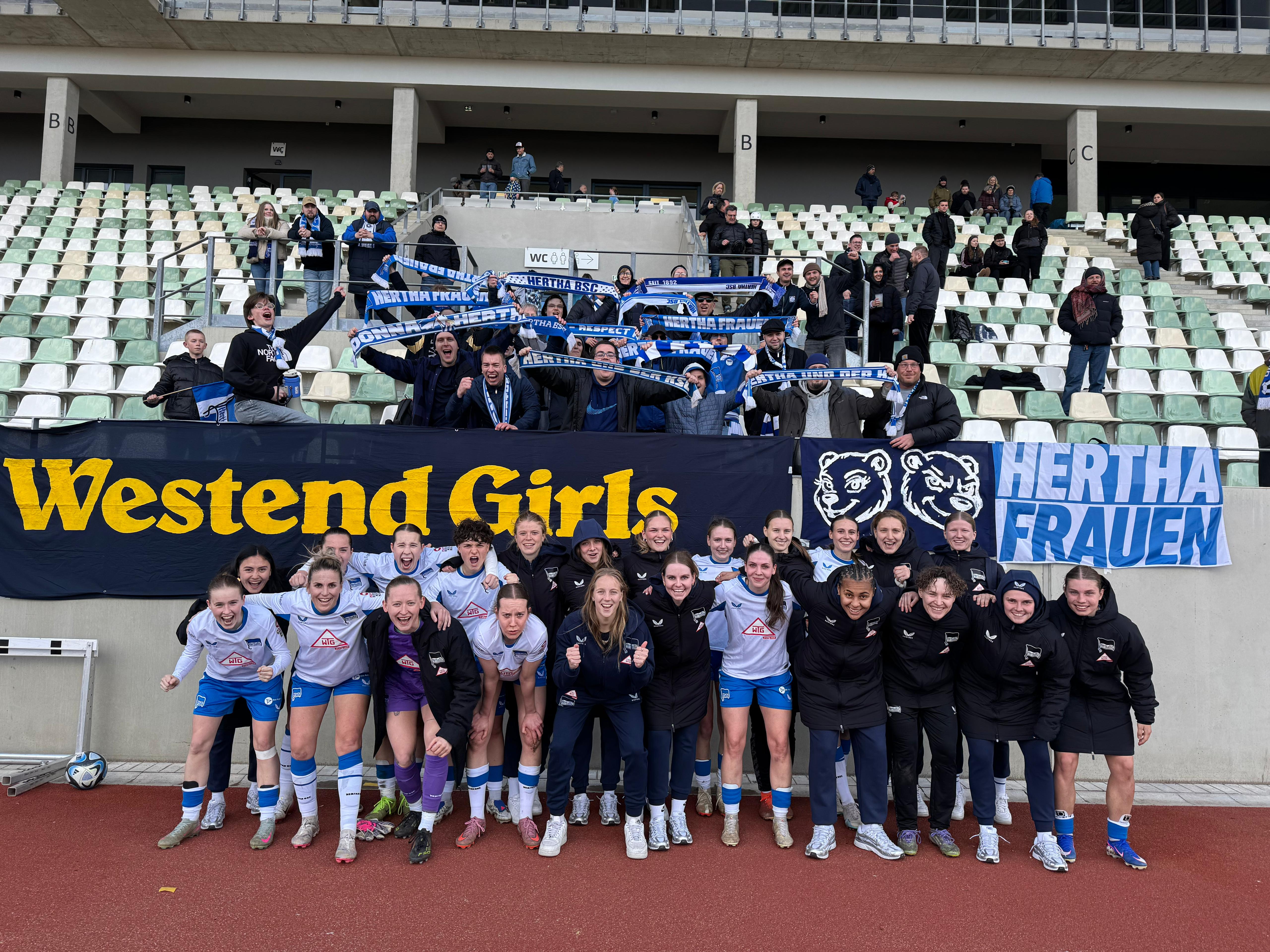 Unsere Herthanerinnen jubeln mit Fans in Dresden.