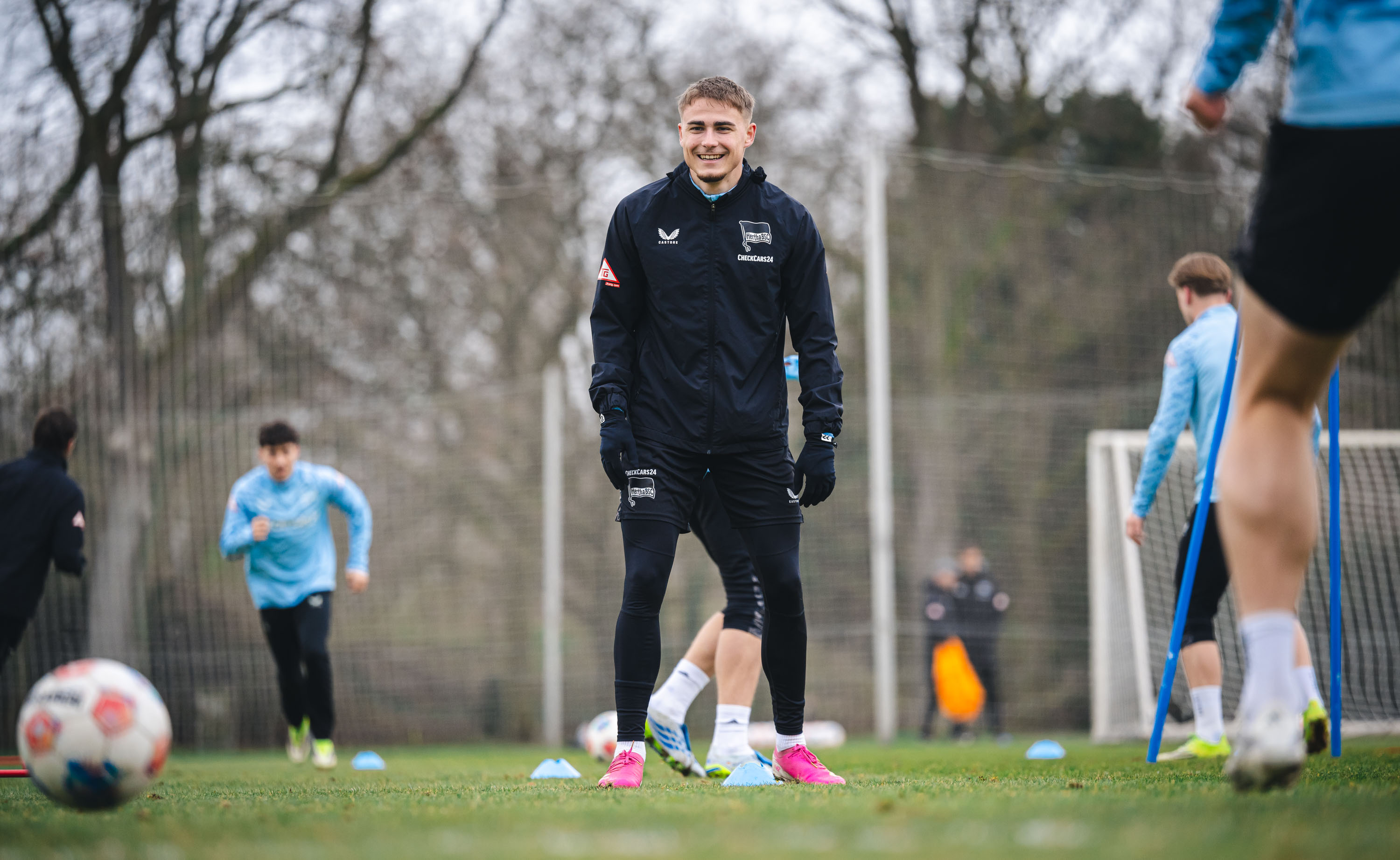 Marten Winkler steht auf dem Trainingsplatz.