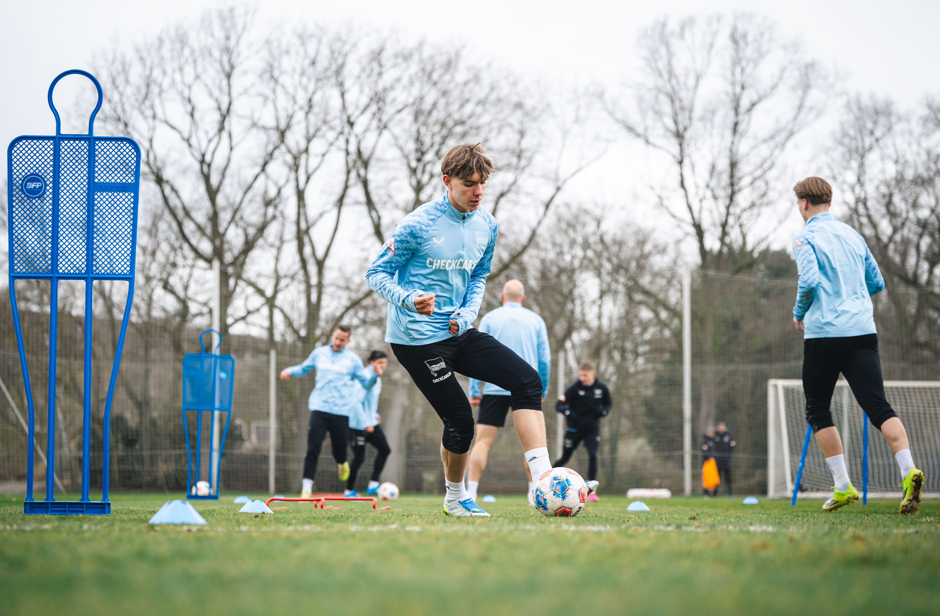 Kennet Eichhorn spielt einen Pass.