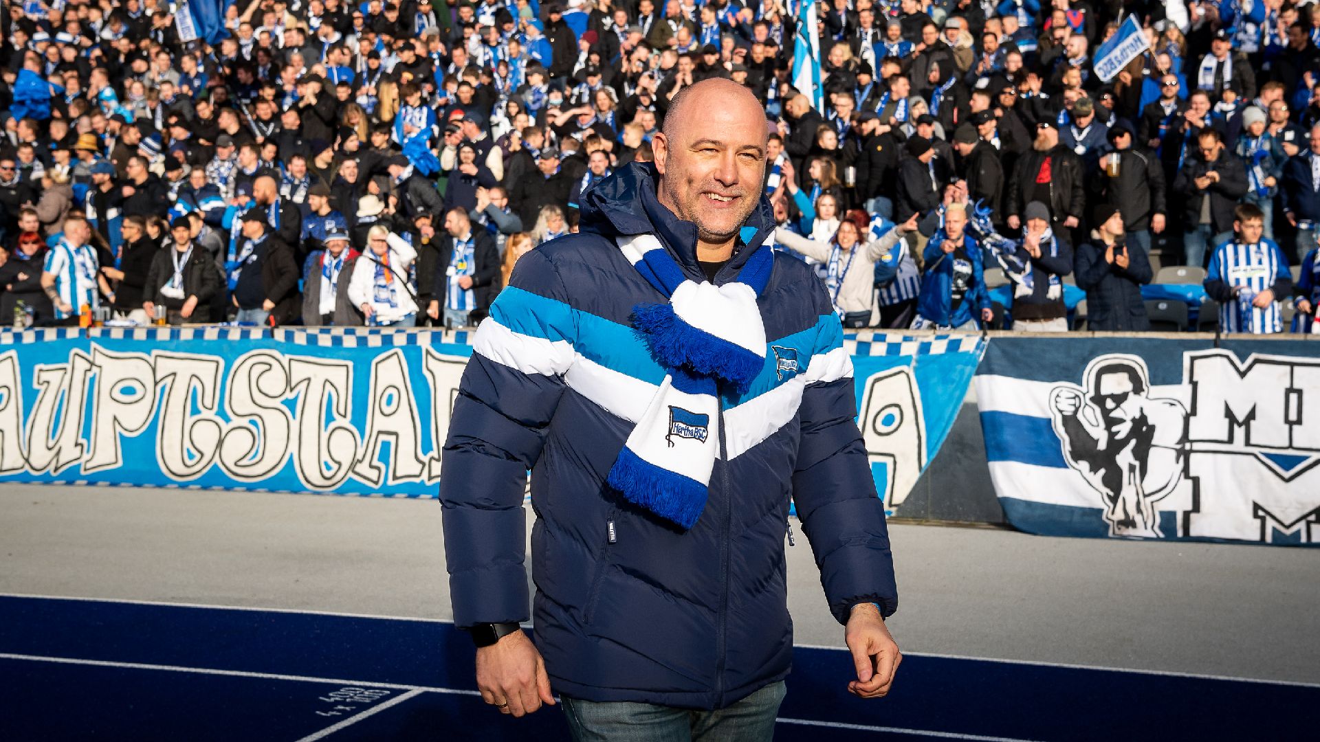 Gábor Király vor der Ostkurve.