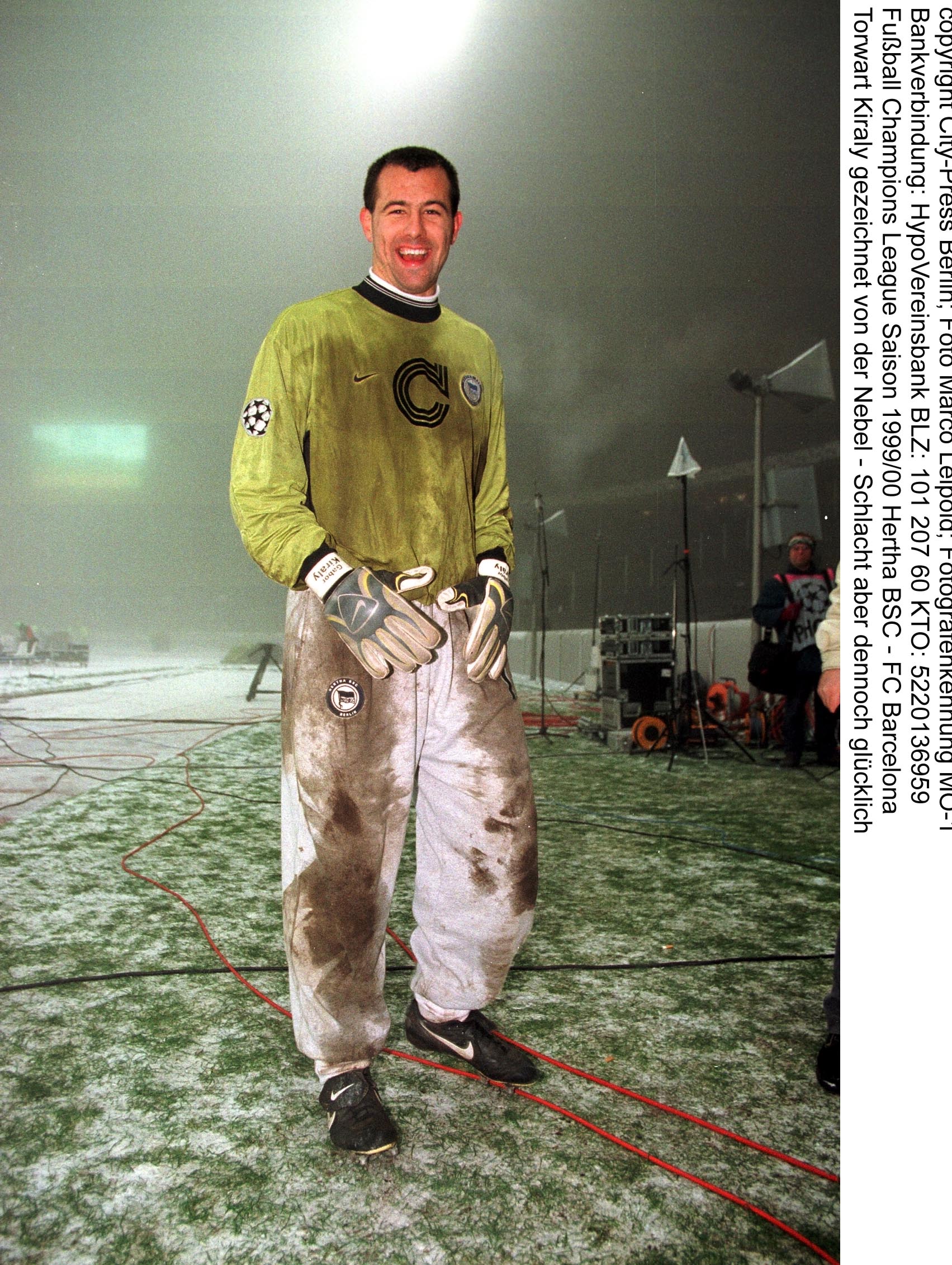 Gábor Király strahlt in die Kamera.