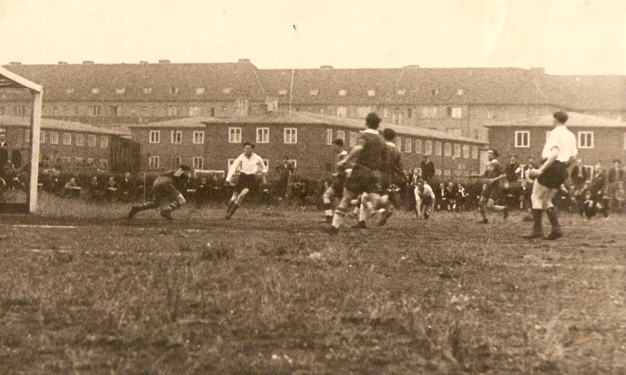 Mannschaft niederländischer Zwangsarbeiter beim Spiel gegen Serbien am 6. Juni 1943 in Berlin.