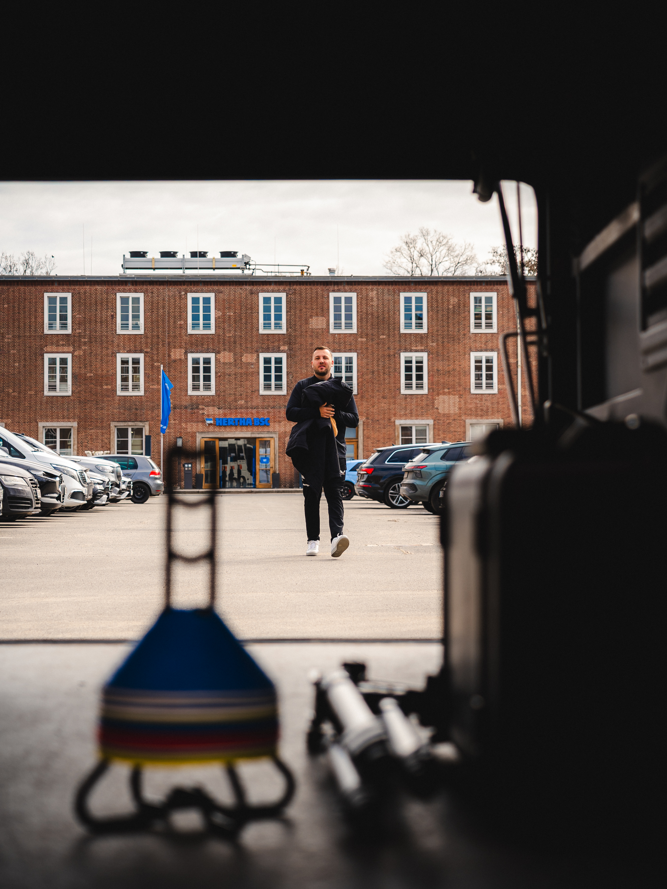 Rejhan Hasanović auf dem Weg zum Bus.