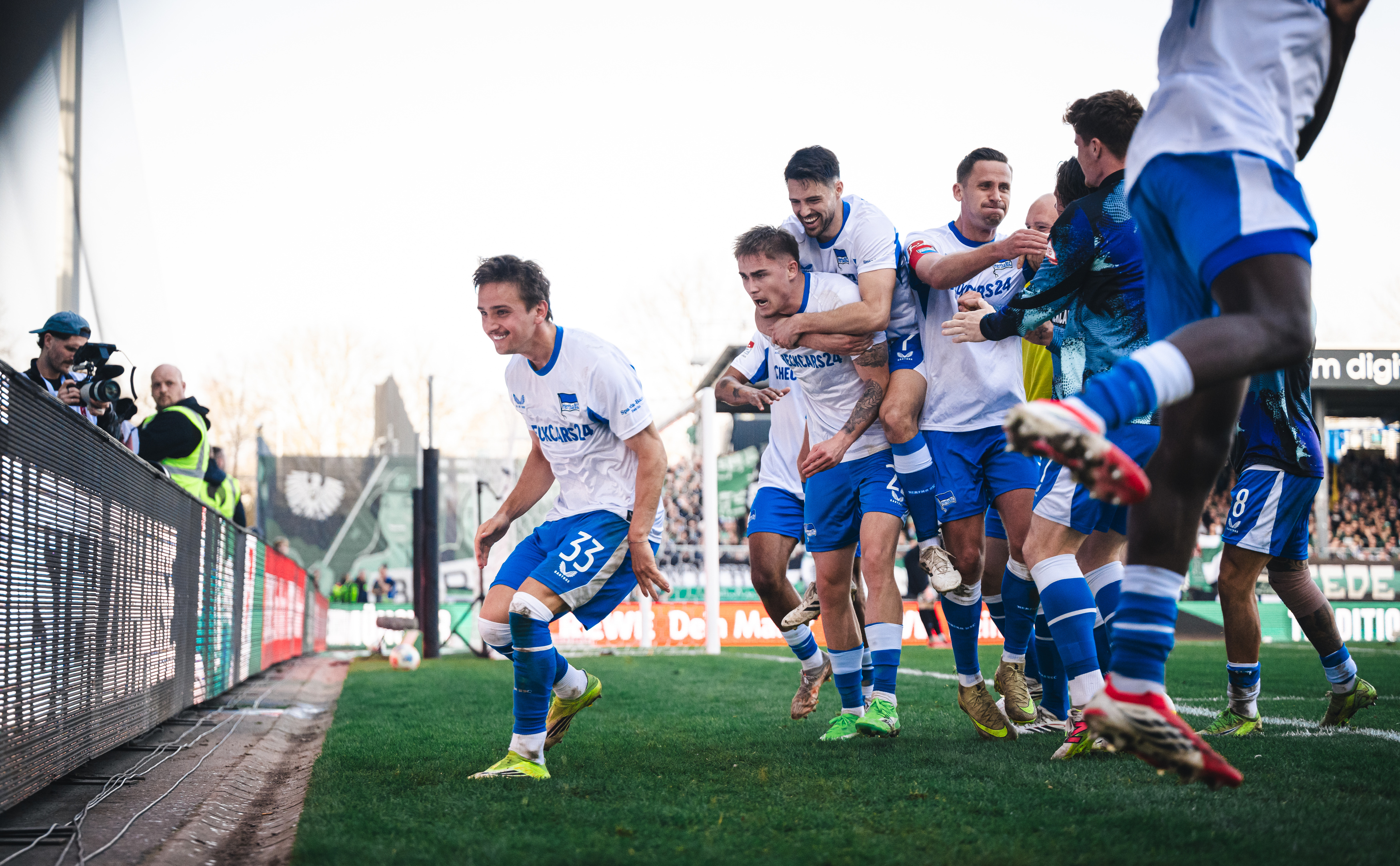 Unsere Spieler bejubeln einen Treffer.