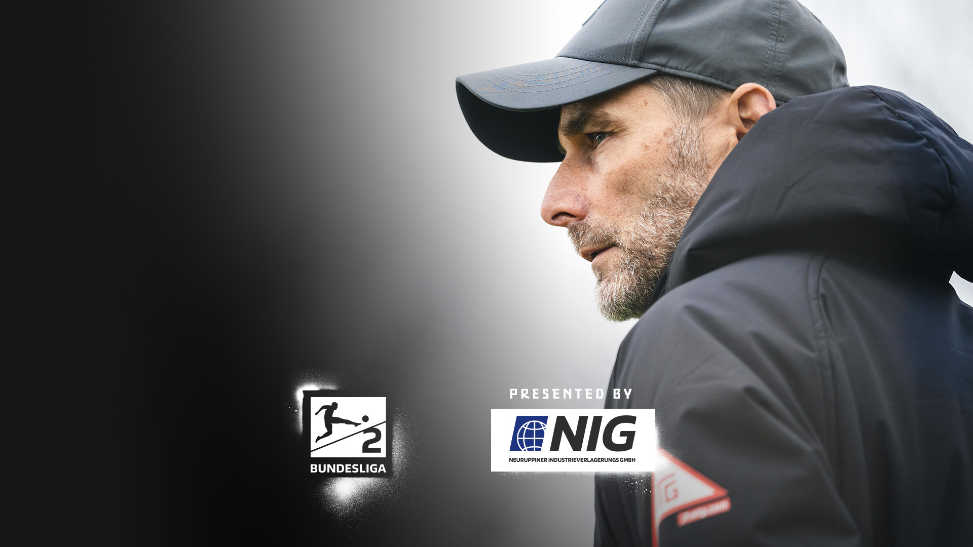 Stefan Leitl blickt auf dem Trainingsplatz konzentriert.