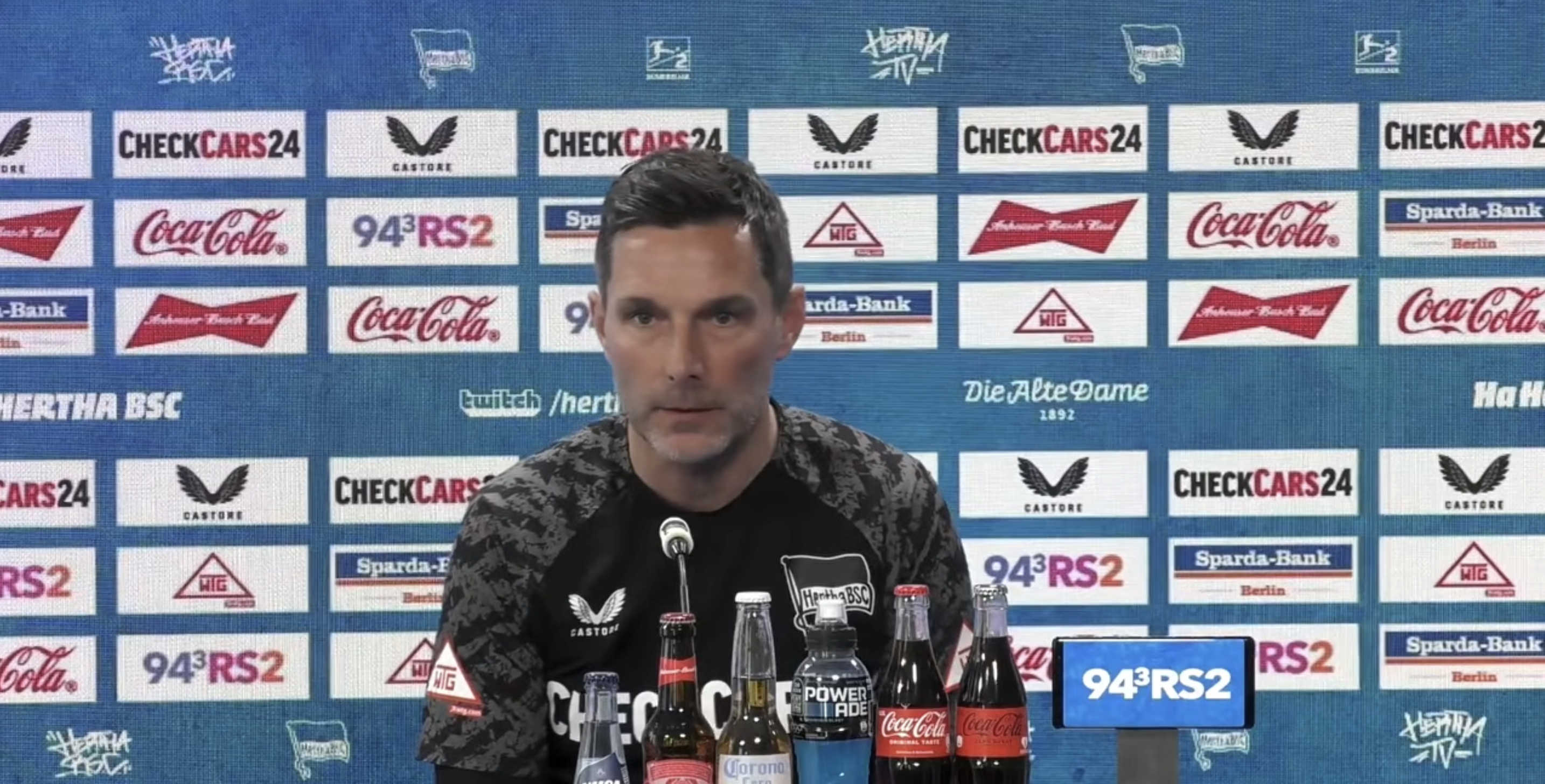 Stefan Leitl sitzt auf dem Podium.