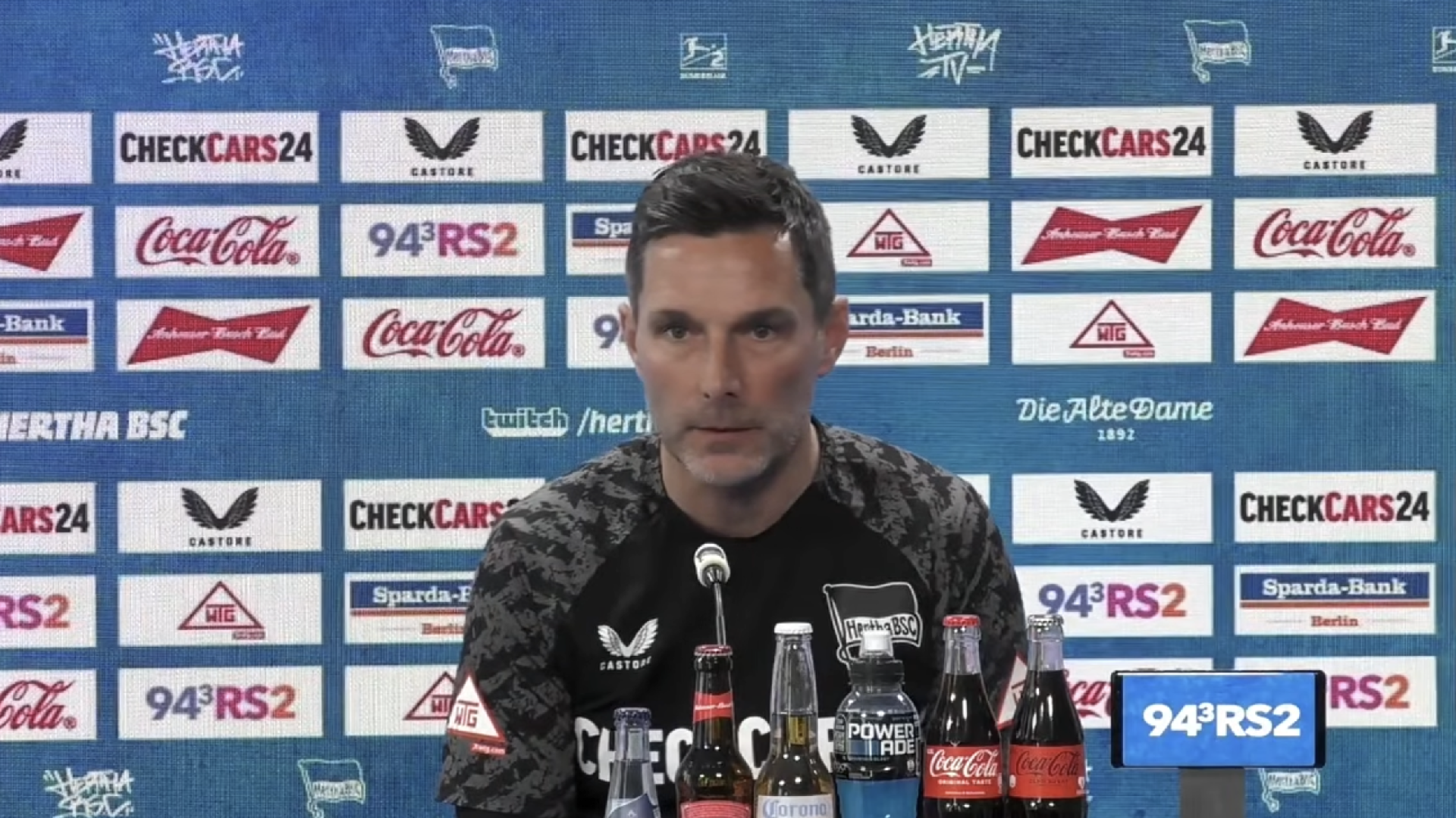 Stefan Leitl sitzt auf dem Podium.