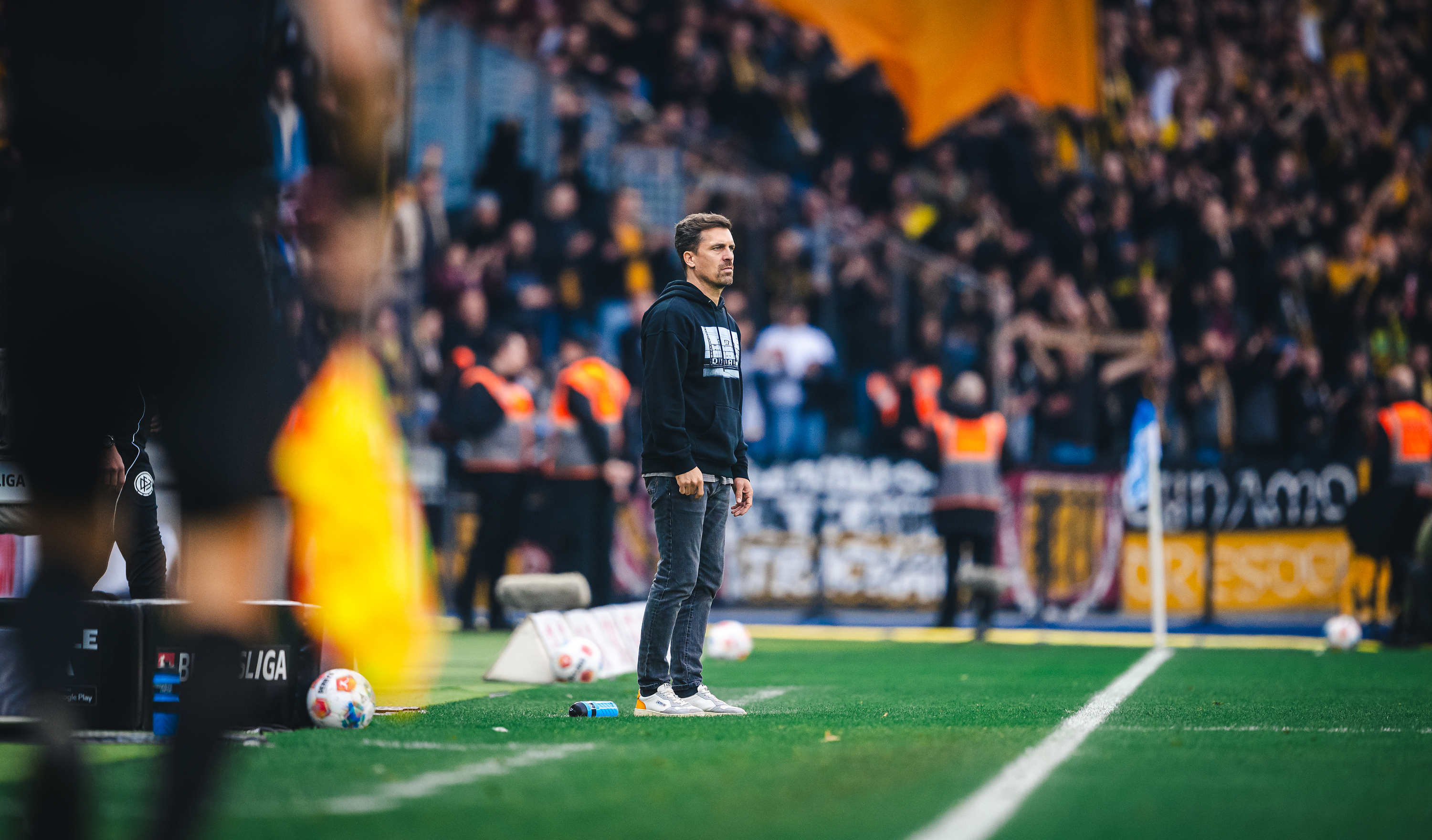 Thomas Stamm steht an der Seitenlinie.