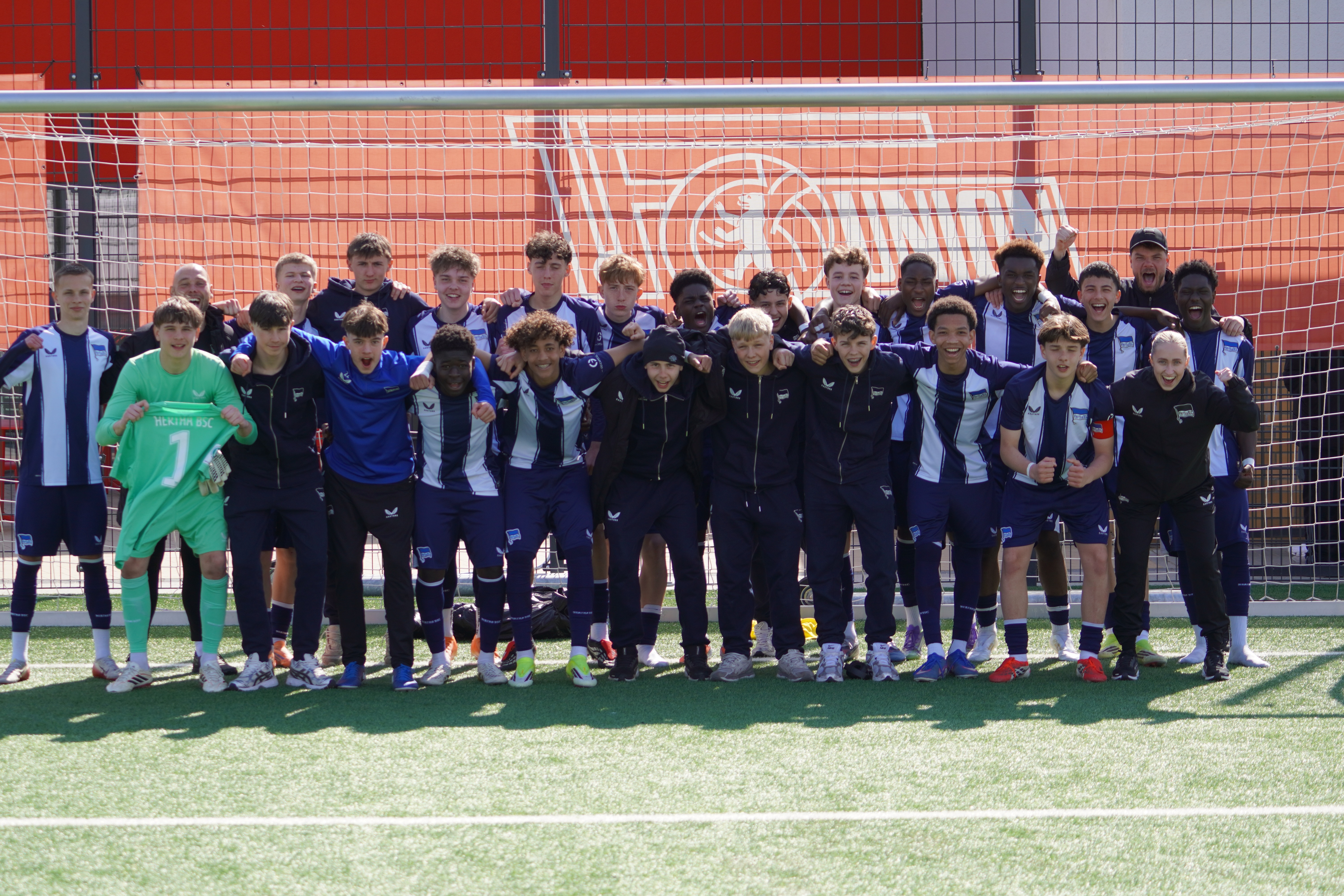 Gruppenbild unserer jubelnden U15-Mannschaft.
