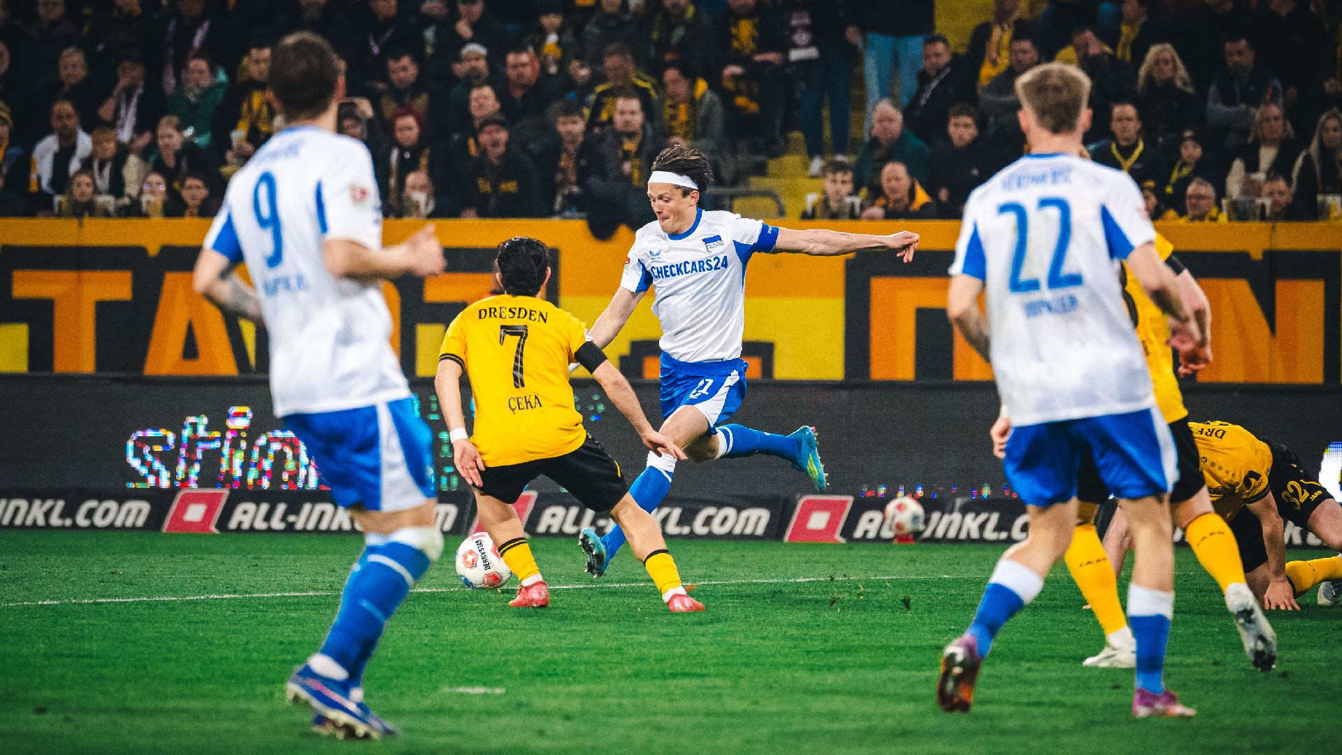 Fabian Reese schließt gegen Dynamo Dresden ab.