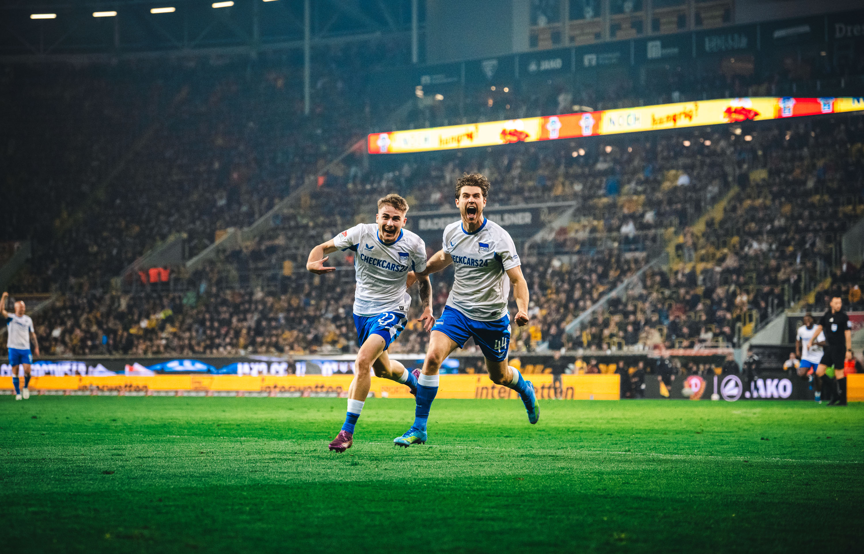 Matte Winkler und Linus Gechter jubeln in Dresden.