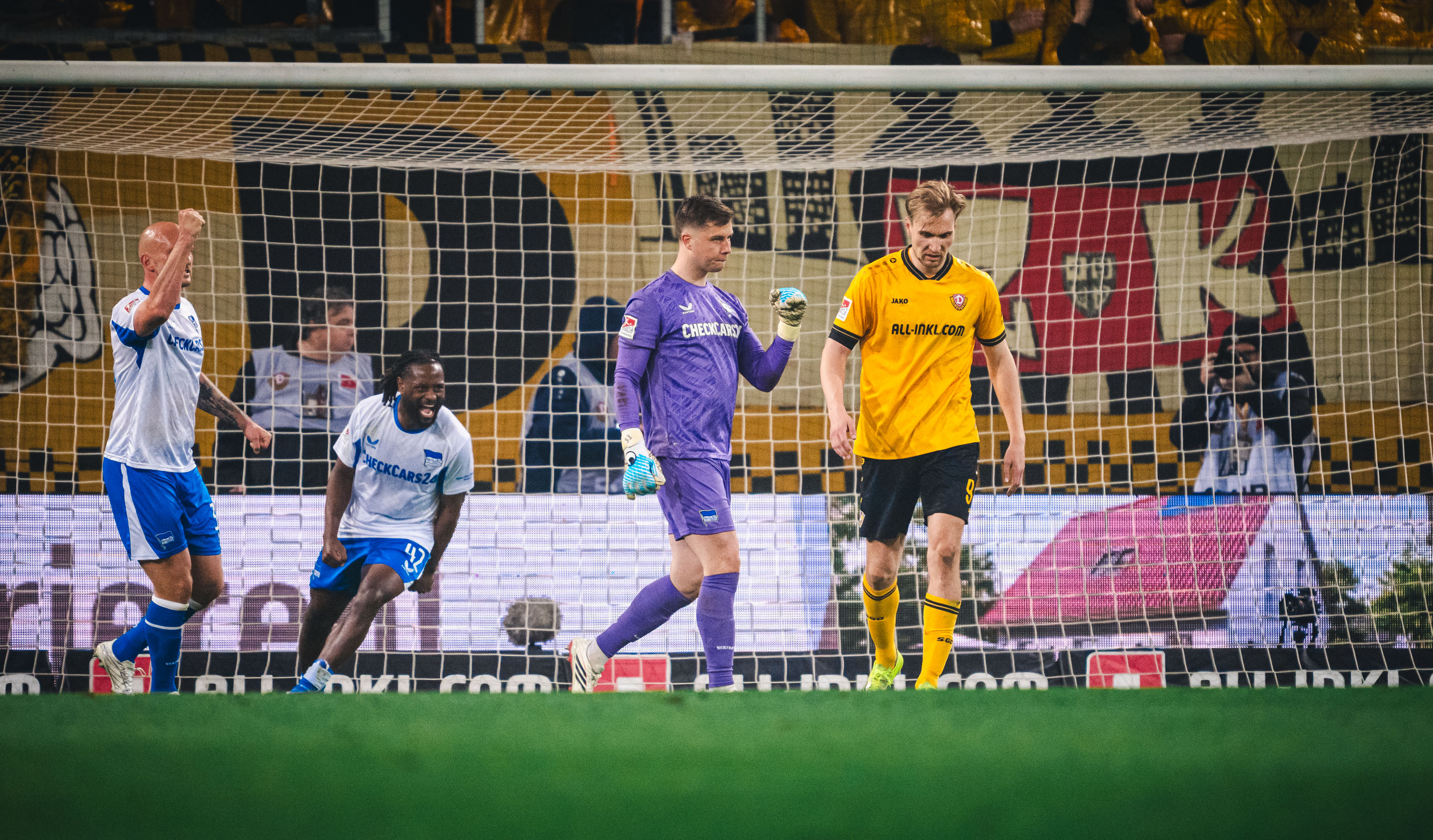 Tjark Ernst bejubelt seinen gehaltenen Elfmeter in Dresden.