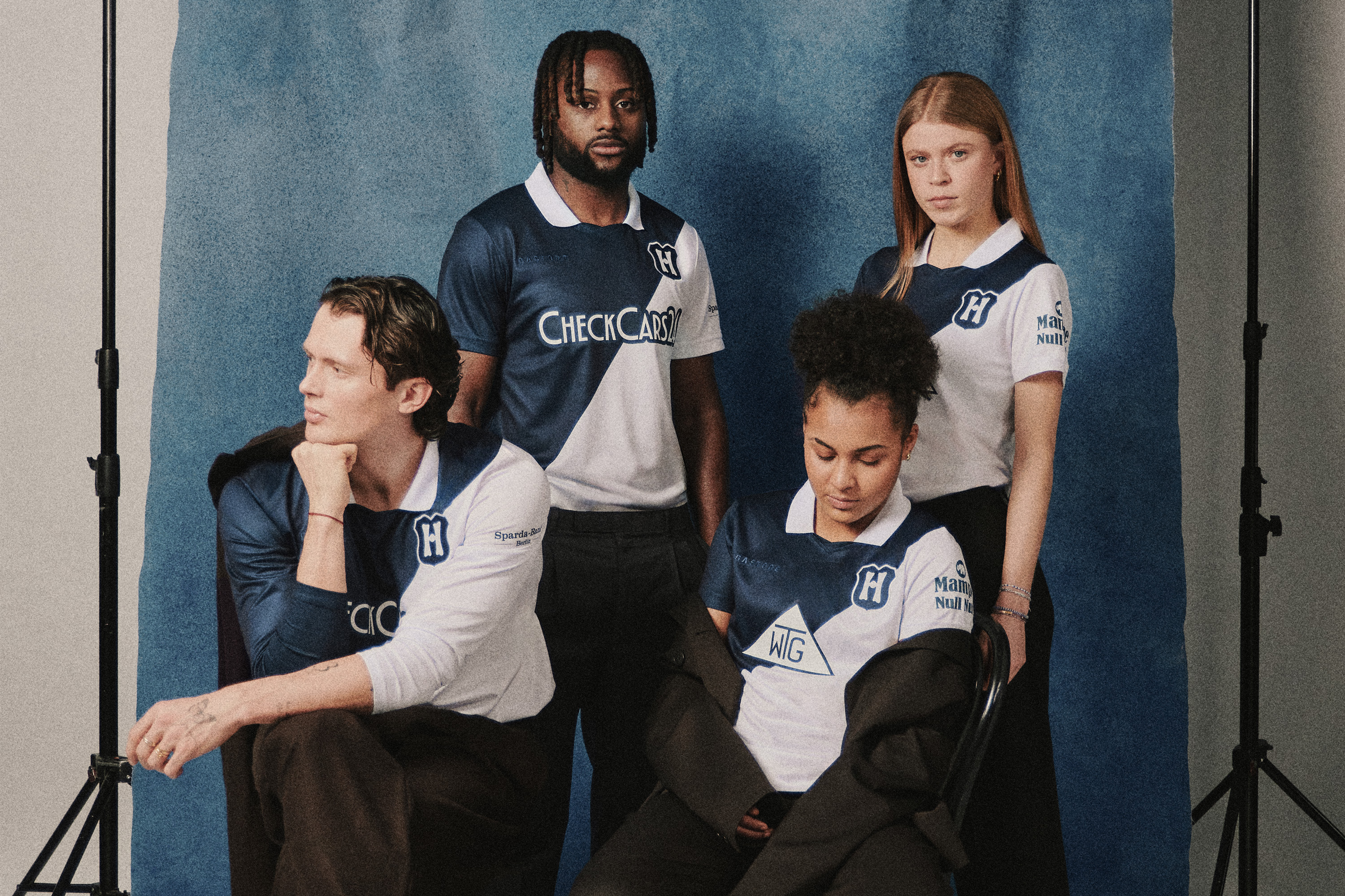 Herthanerinnen und Herthaner im H-Trikot.