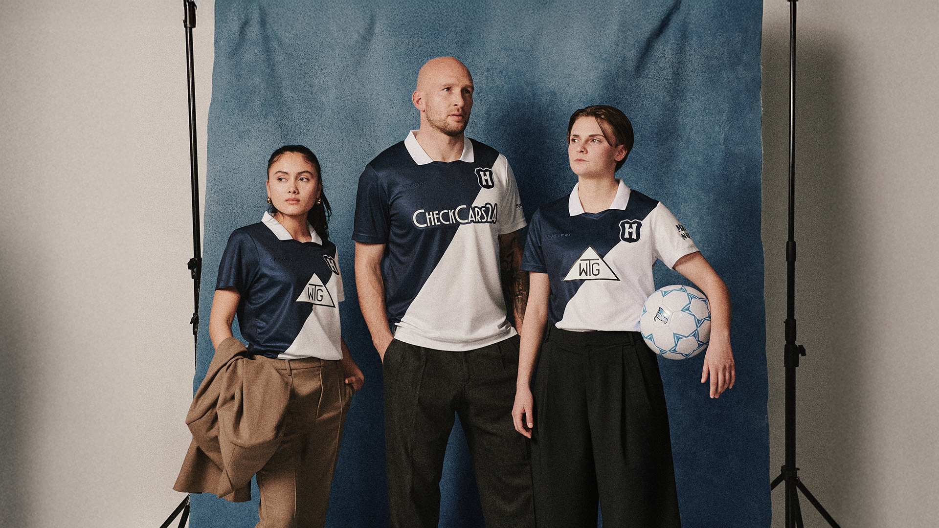 Herthanerinnen und Herthaner im H-Trikot.