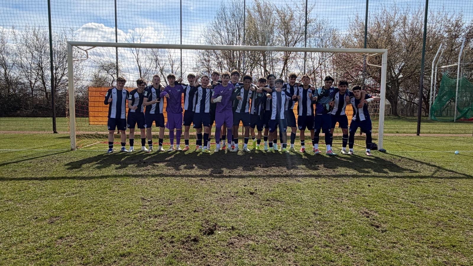 Unsere U17 bejubelt als Team den Sieg in Cottbus.