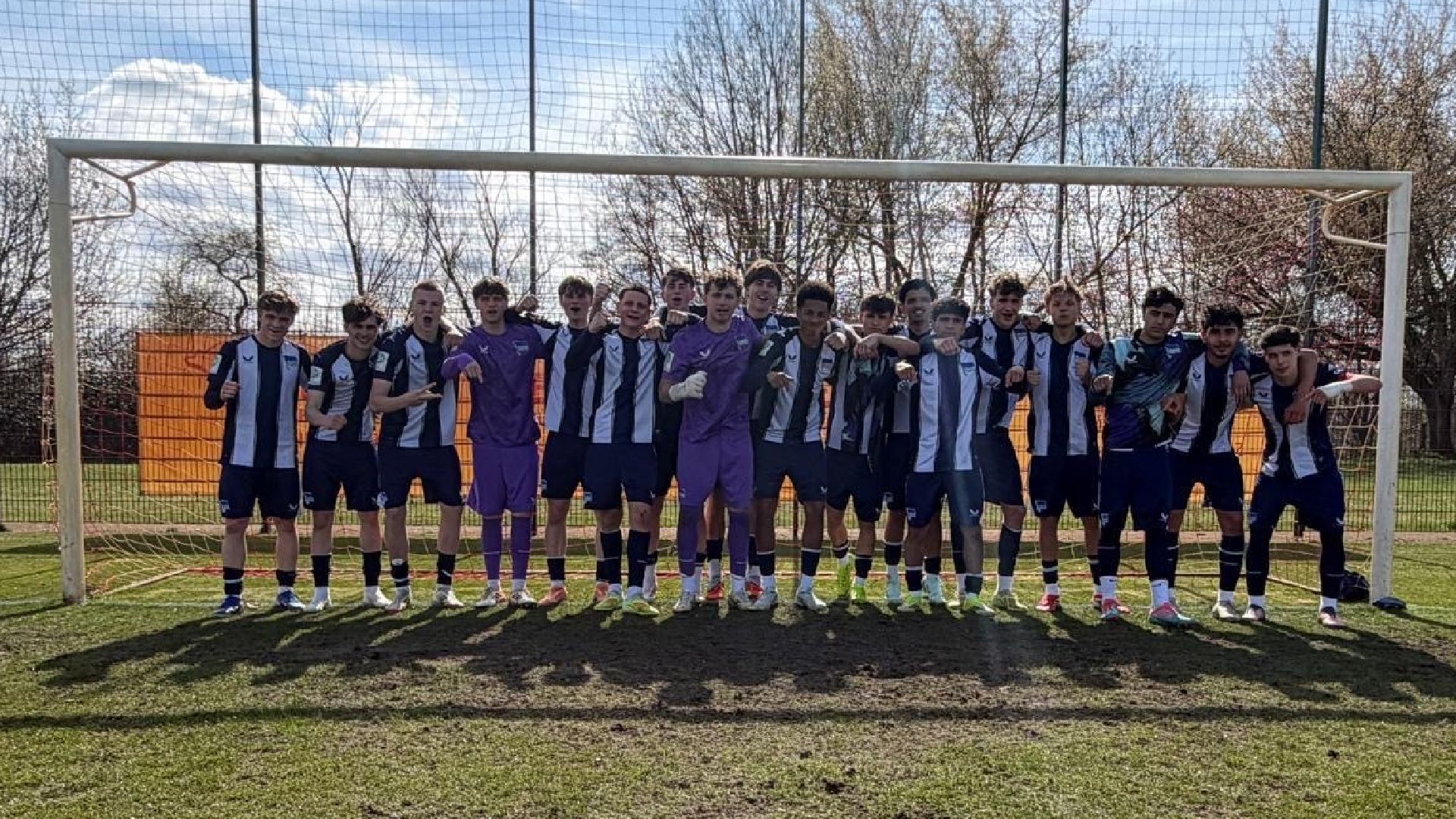 Unsere U17 bejubelt als Team den Sieg in Cottbus.