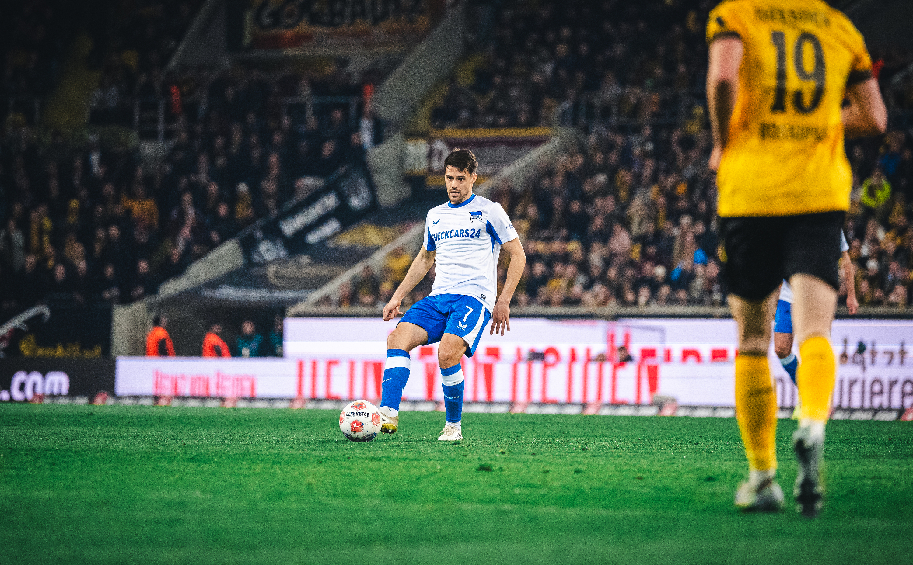 Josip Brekalo spielt einen Pass.