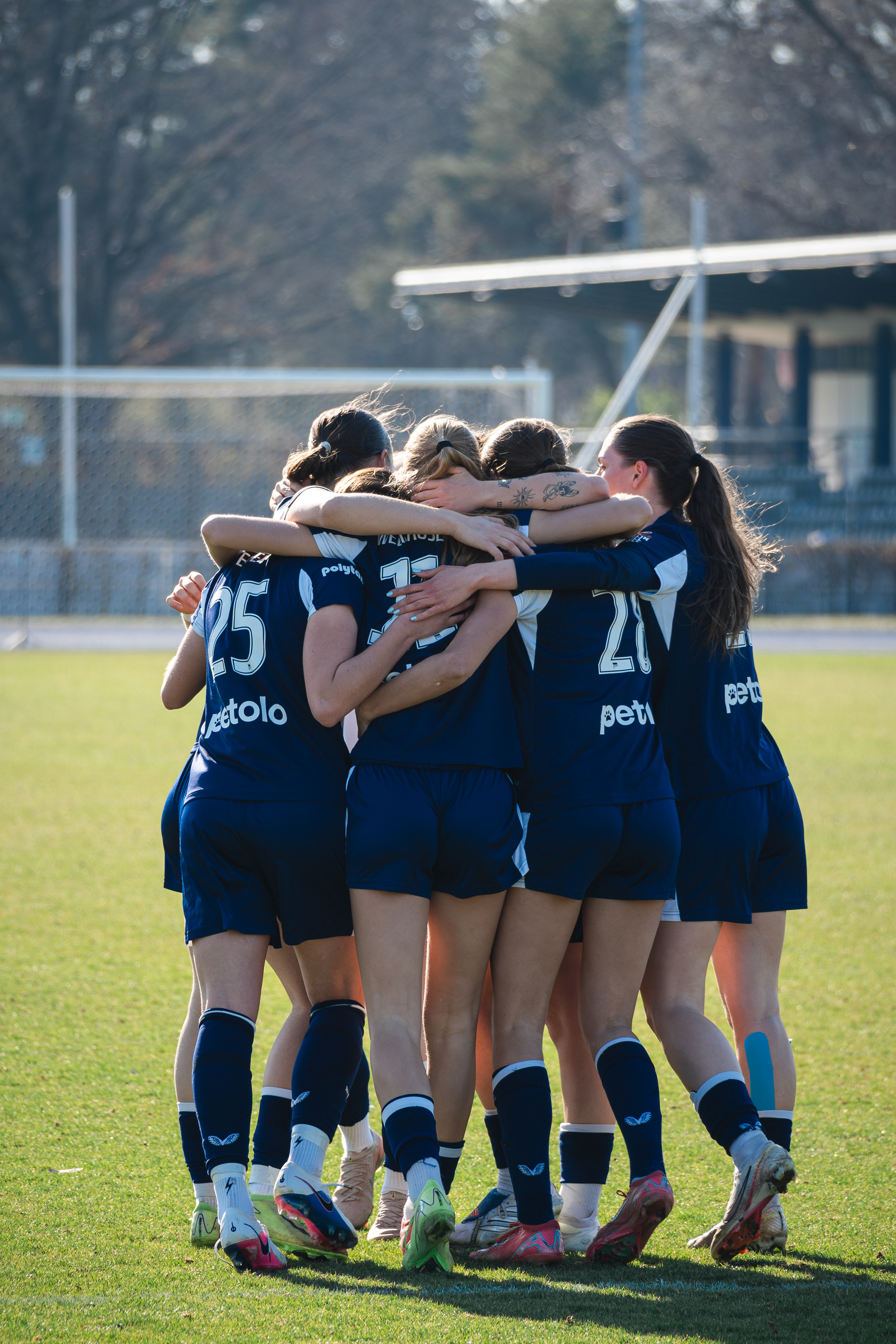 Unsere Herthanerinnen bejubeln ein Tor.