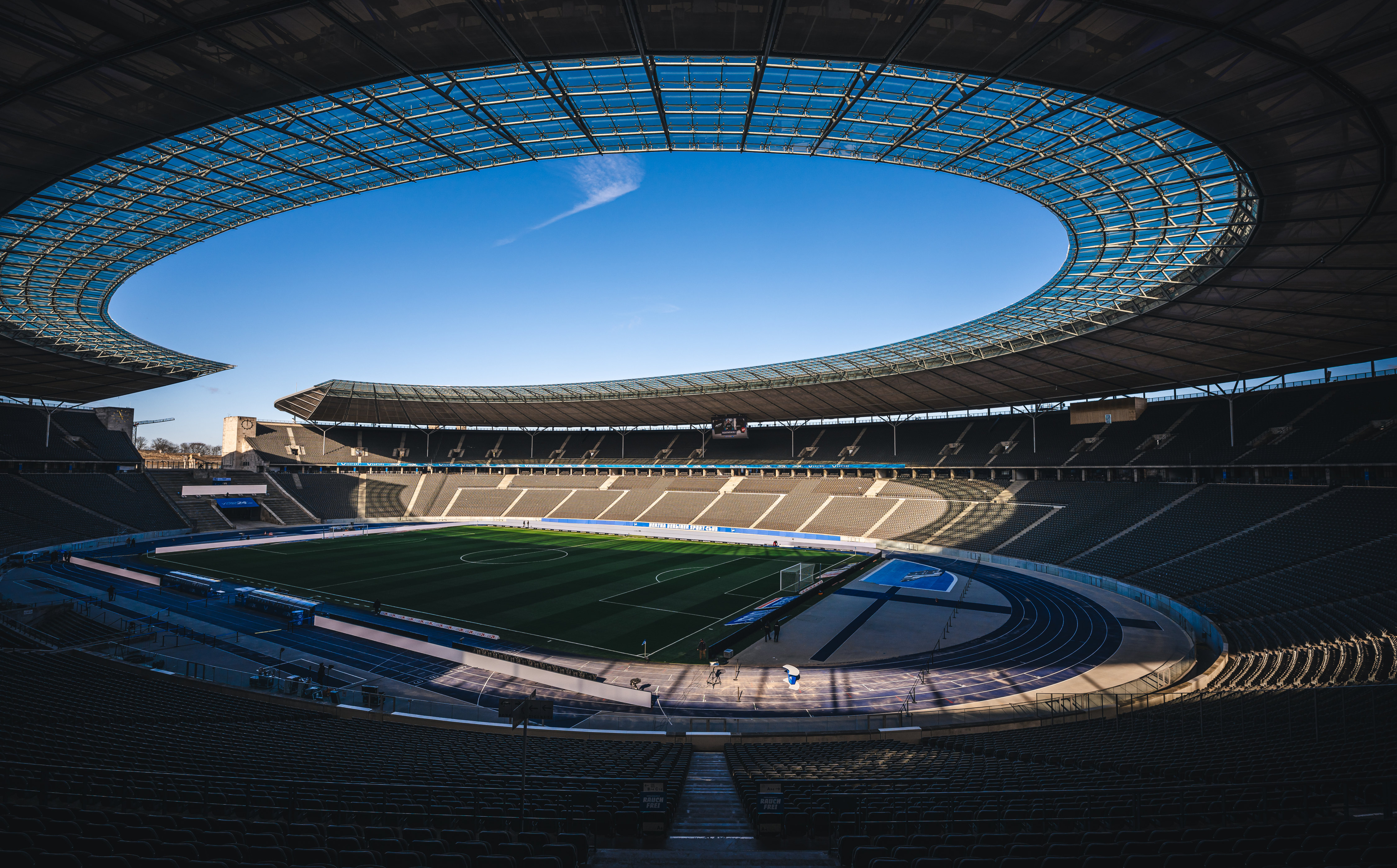 Panorama vom leeren Olympiastadion.