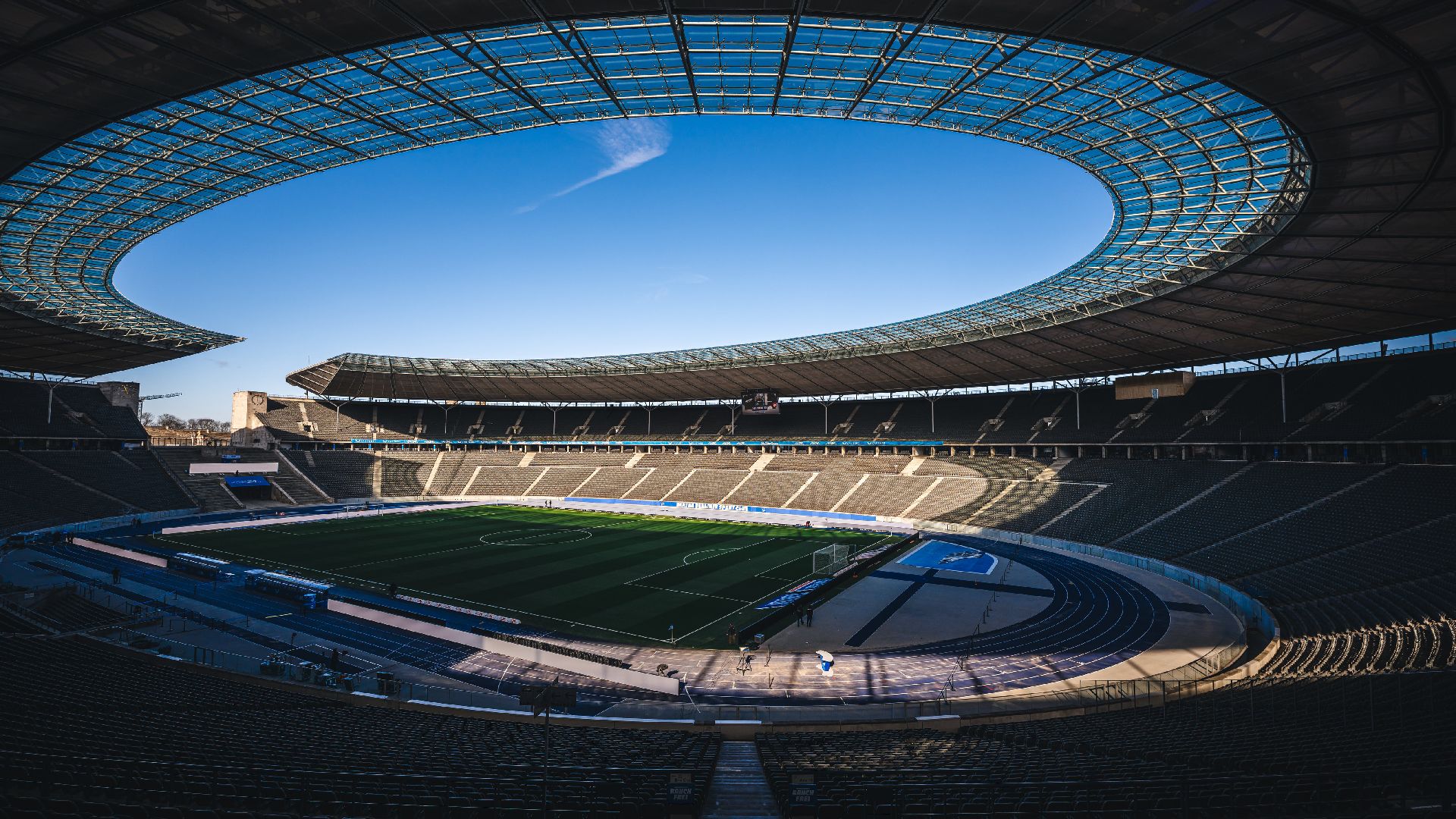 Panorama vom leeren Olympiastadion.