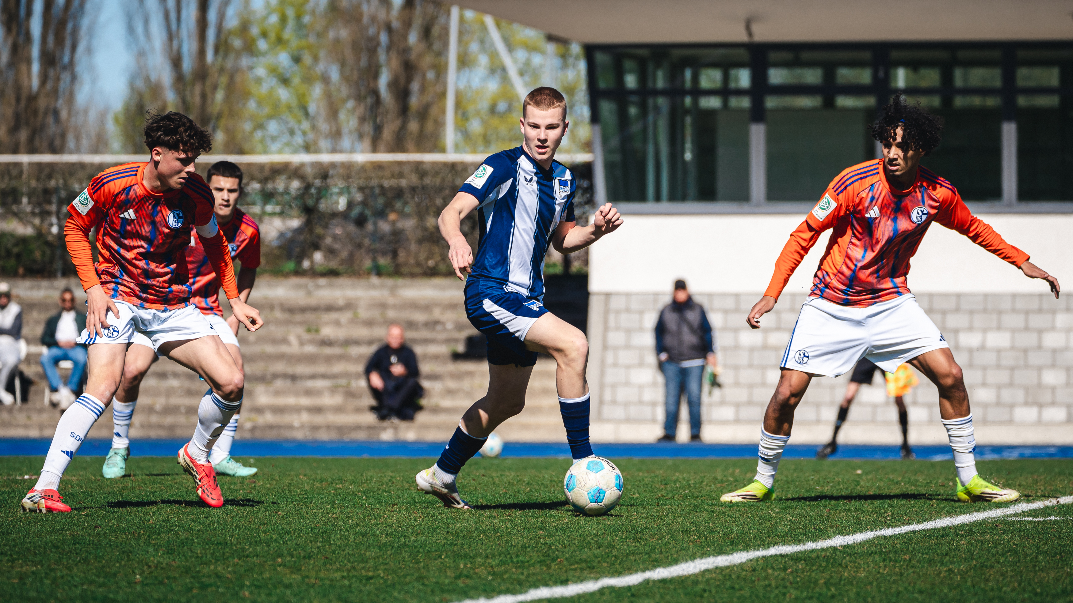 Marko Nikolass Bajars im Zweikampf.
