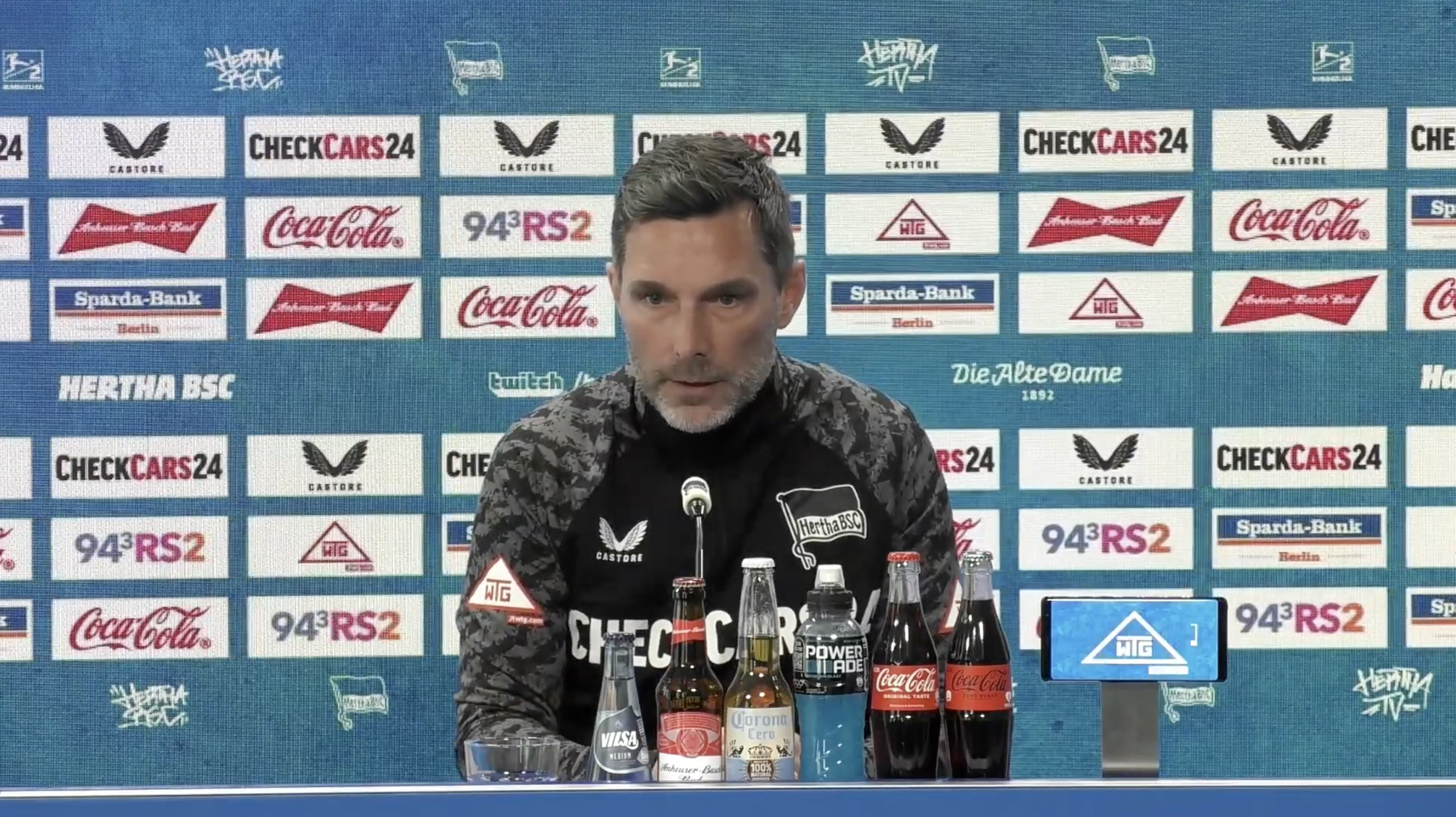 Stefan Leitl sitzt auf dem Podium.