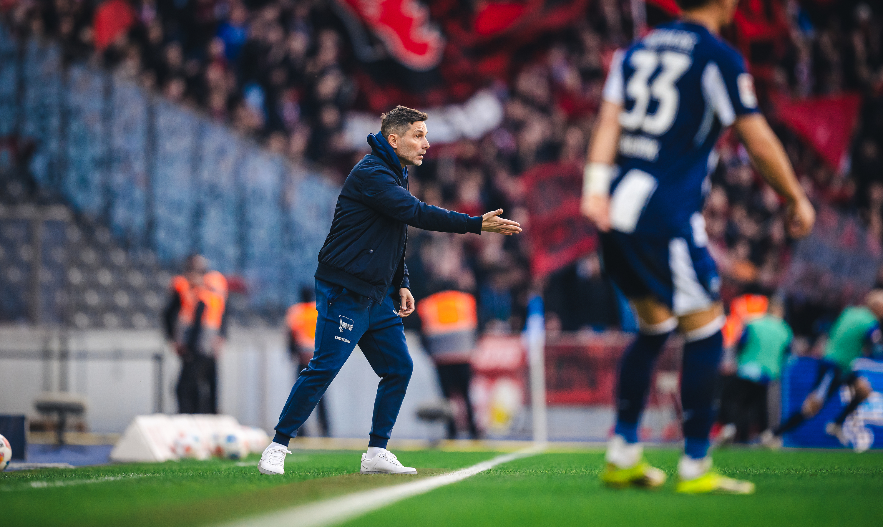 Stefan Leitl gibt seinen Jungs Kommandos an der Seitenlinie.