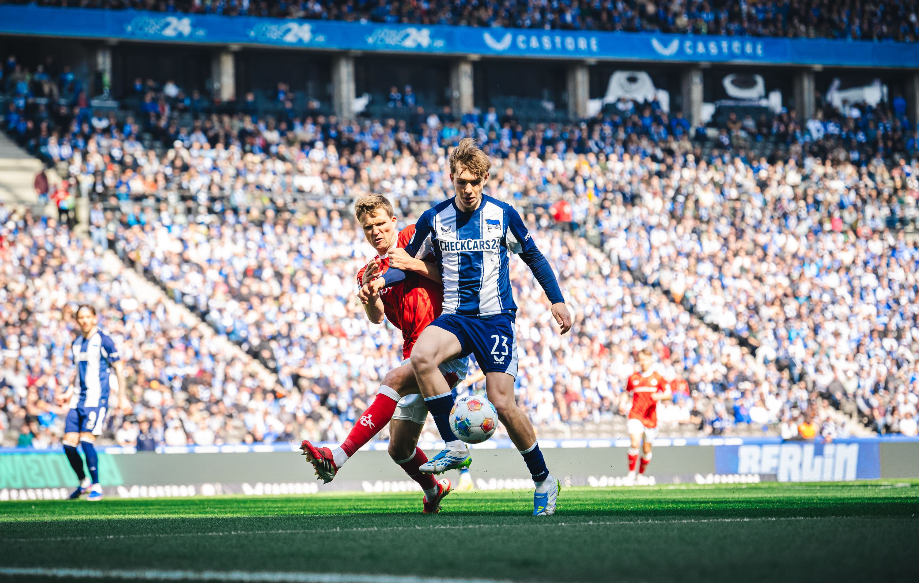 Kennet Eichhorn im Zweikampf.