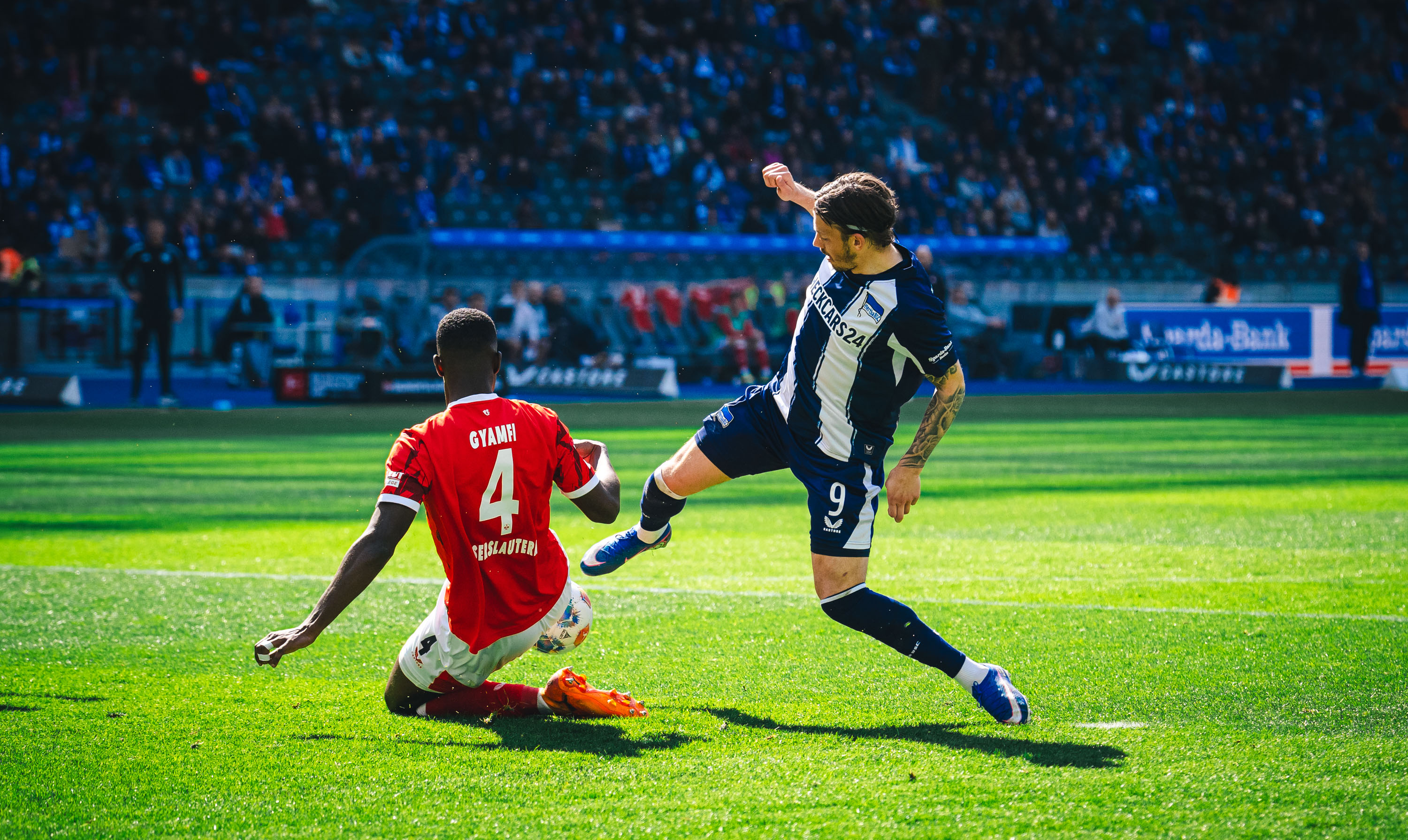 Dawid Kownacki im Zweikampf mit einem FCK-Profi.