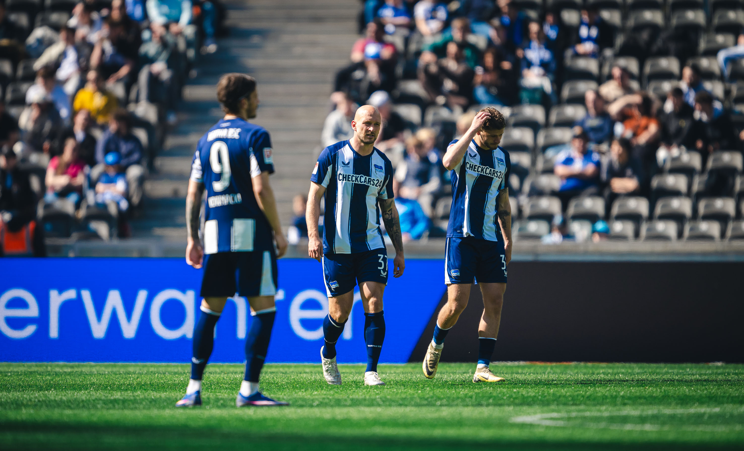 Toni Leistner und zwei seiner Mitspieler nach dem Gegentreffer gegen den FCK.