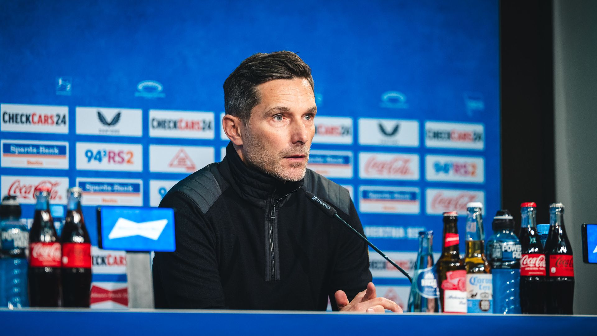 Stefan Leitl bei der Pressekonferenz nach dem Heimspiel gegen den 1. FC Kaiserslautern.