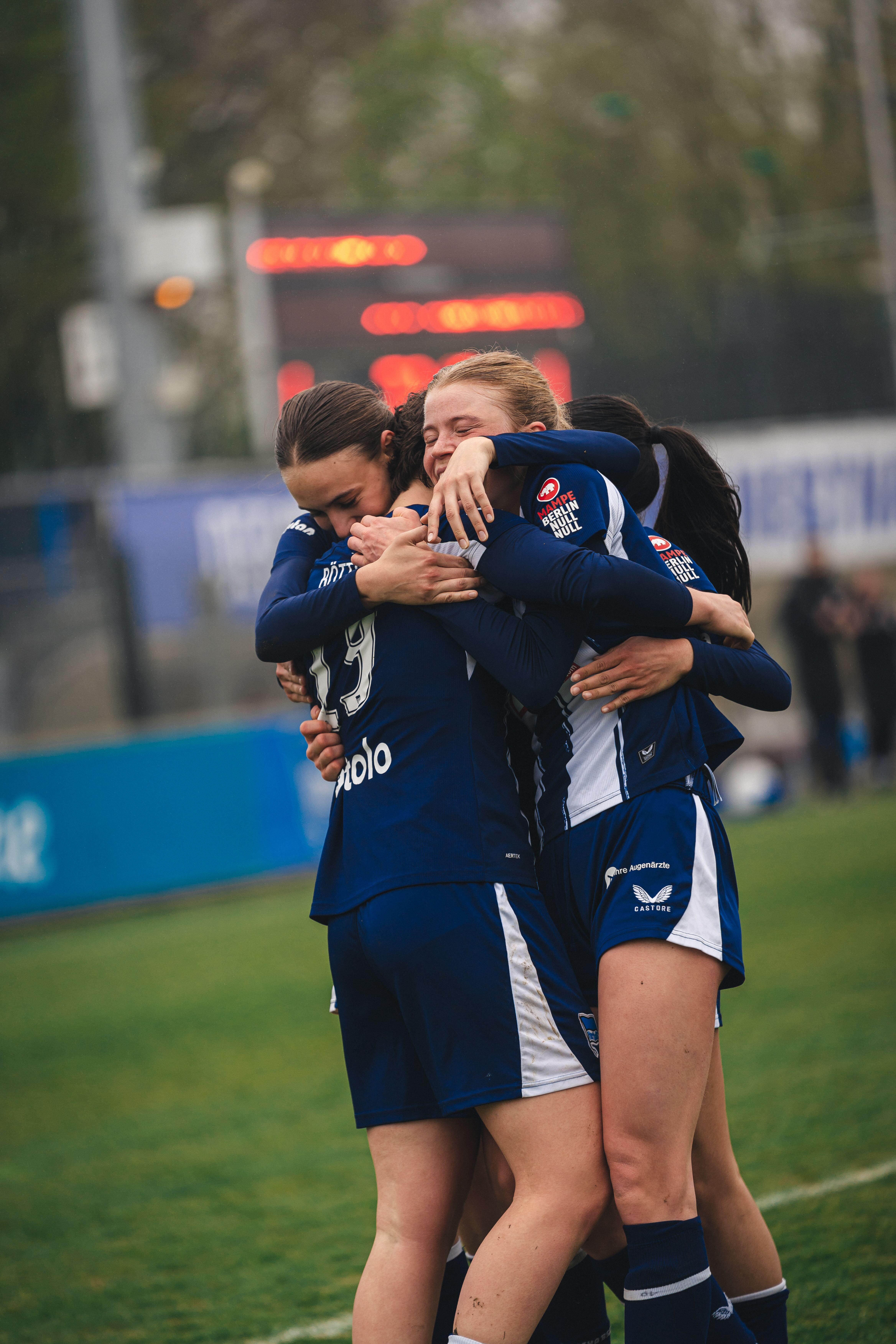 Unsere Herthanerinnen bejubeln ein Tor.