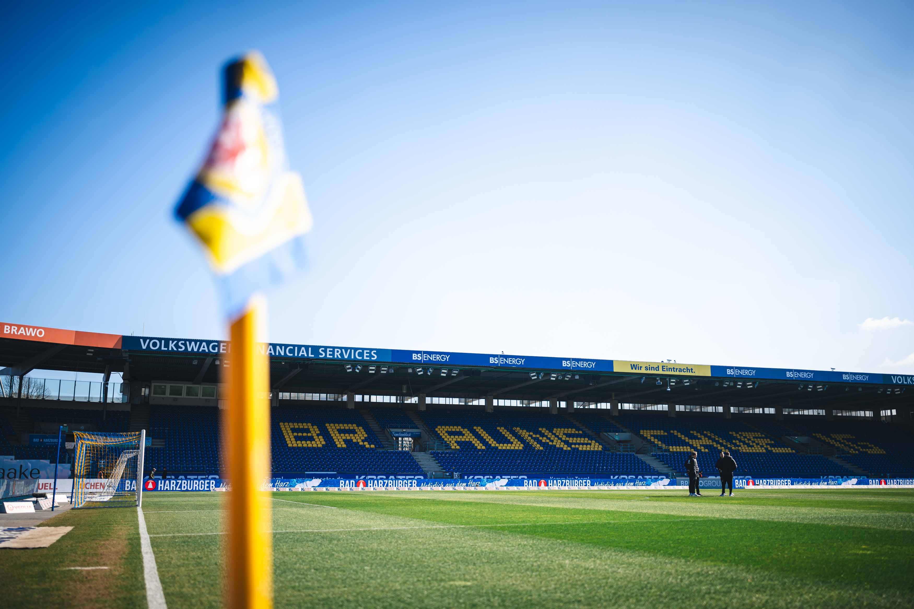 Blick von der Eckfahne im Eintracht-Stadion.