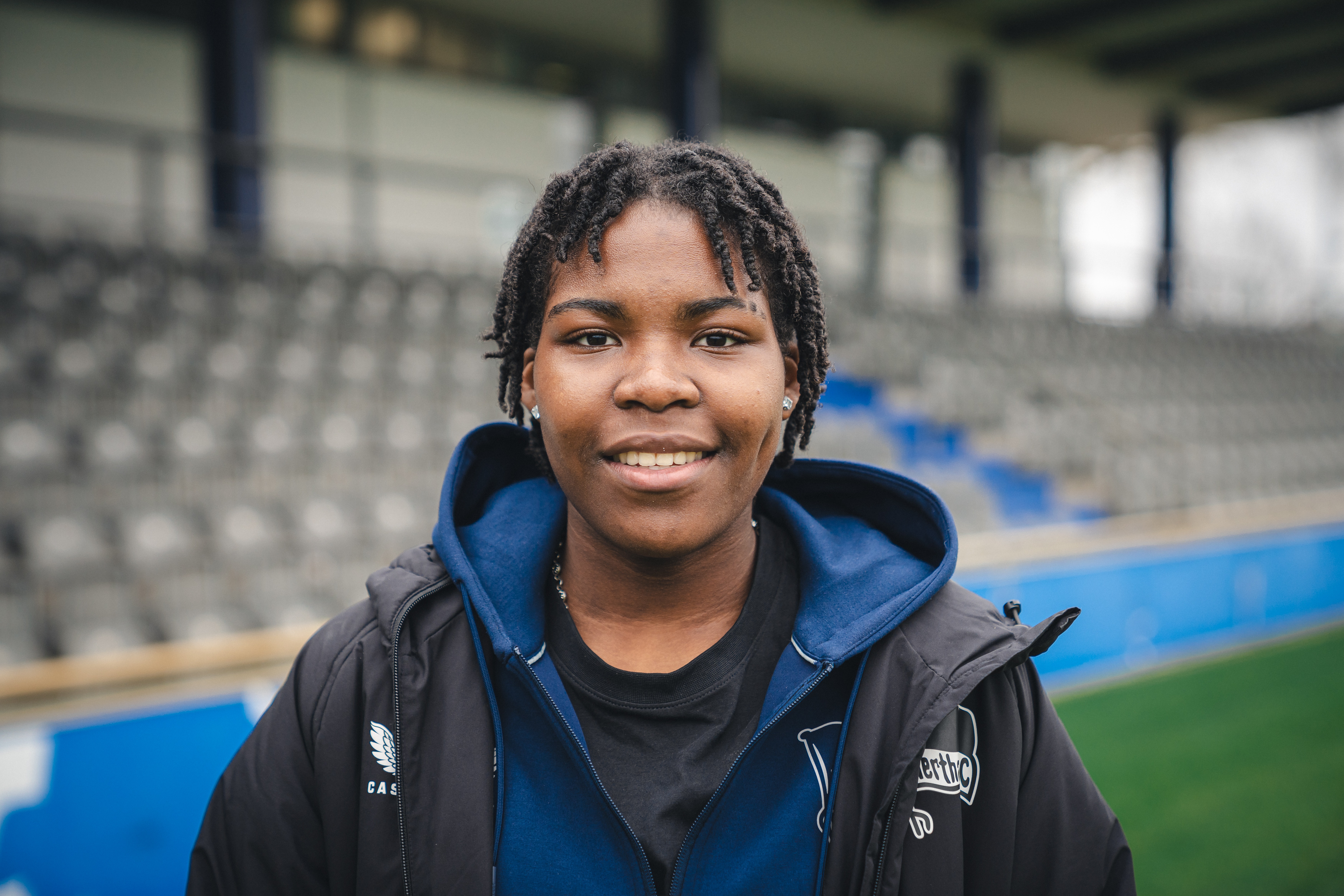 Lea Aséko Nkili im Stadion auf dem Wurfplatz/Amateurstadion.