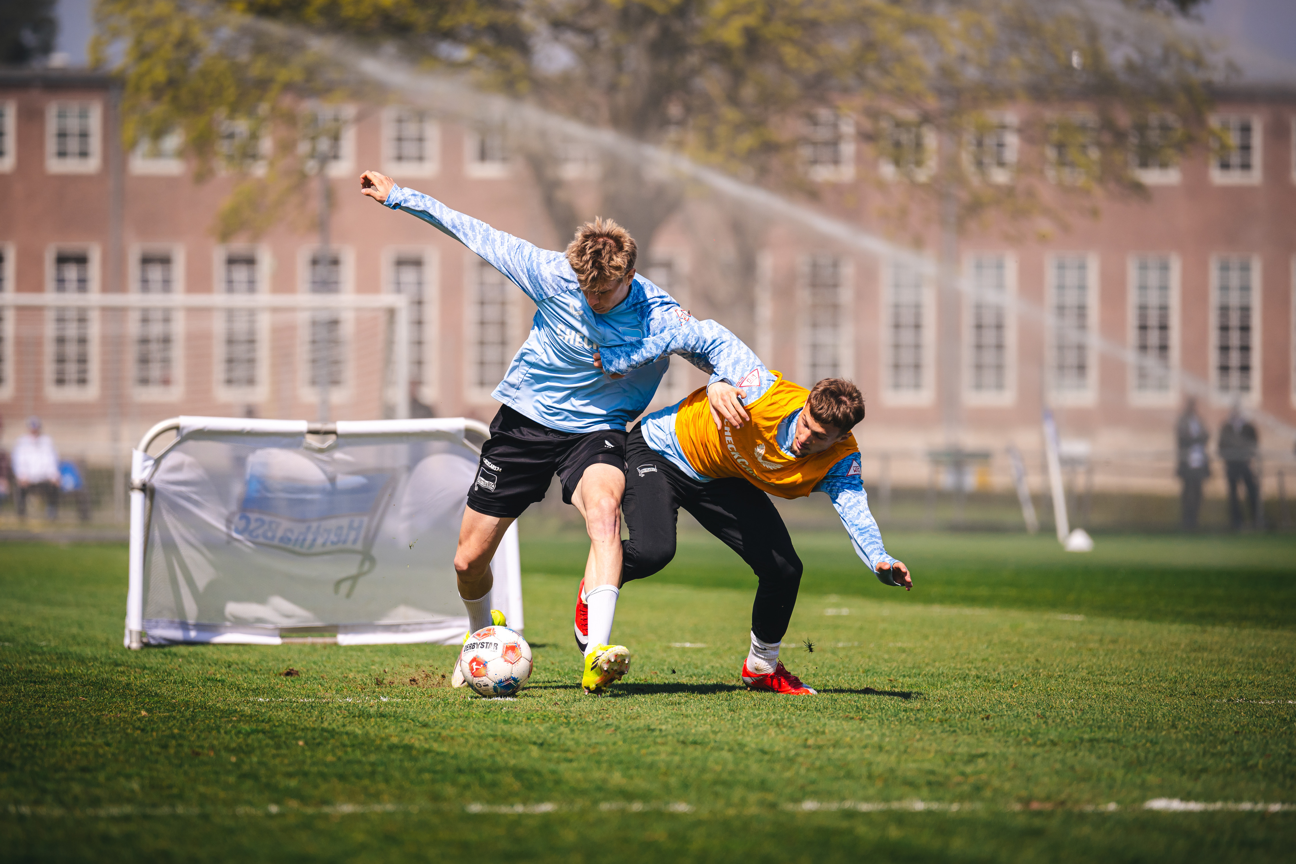 Luca Schuler und Michaël Cuisance im Zweikampf.